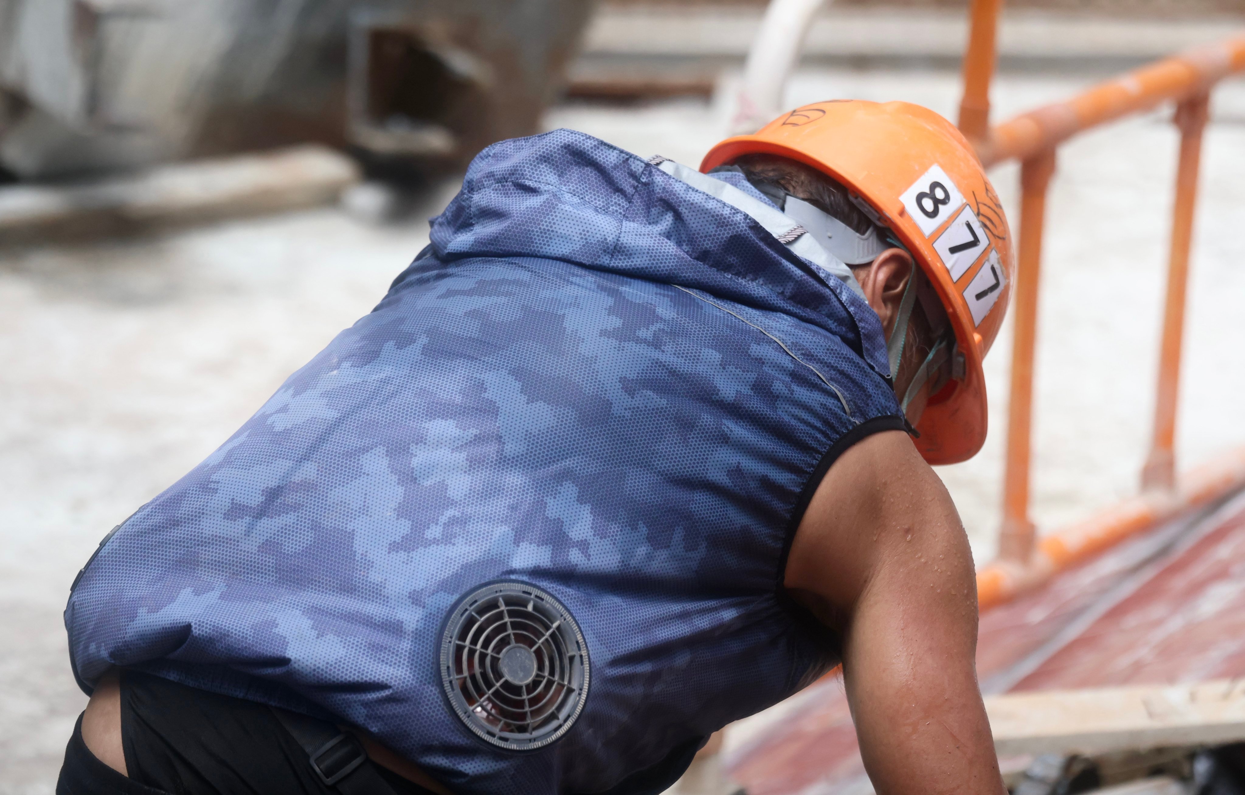 A construction worker wears a fan-cooled jacket. Photo: Jonathan Wong