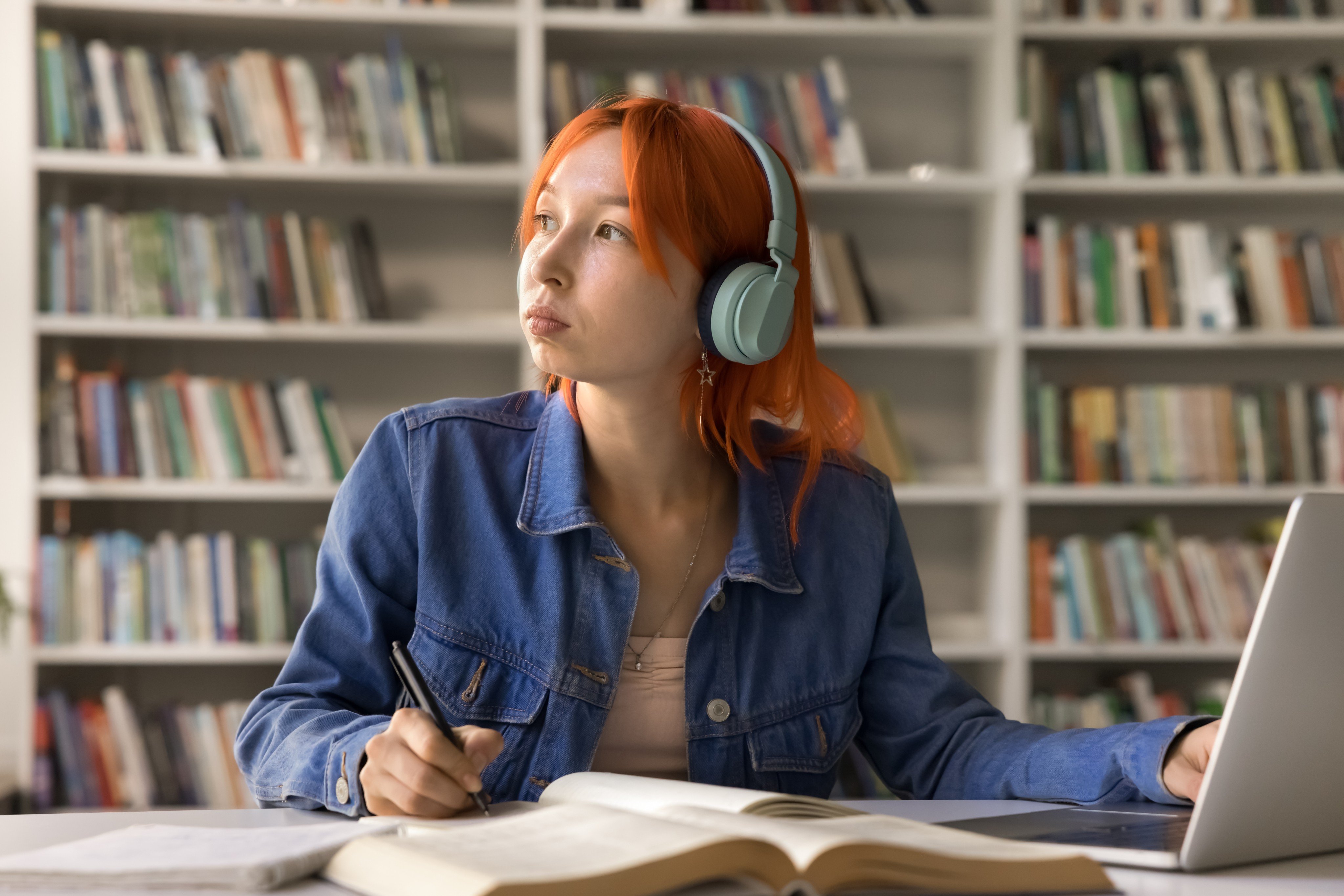 Survey participants say they know that they are missing out on learning when they use AI to do their assignments. Photo: Shutterstock