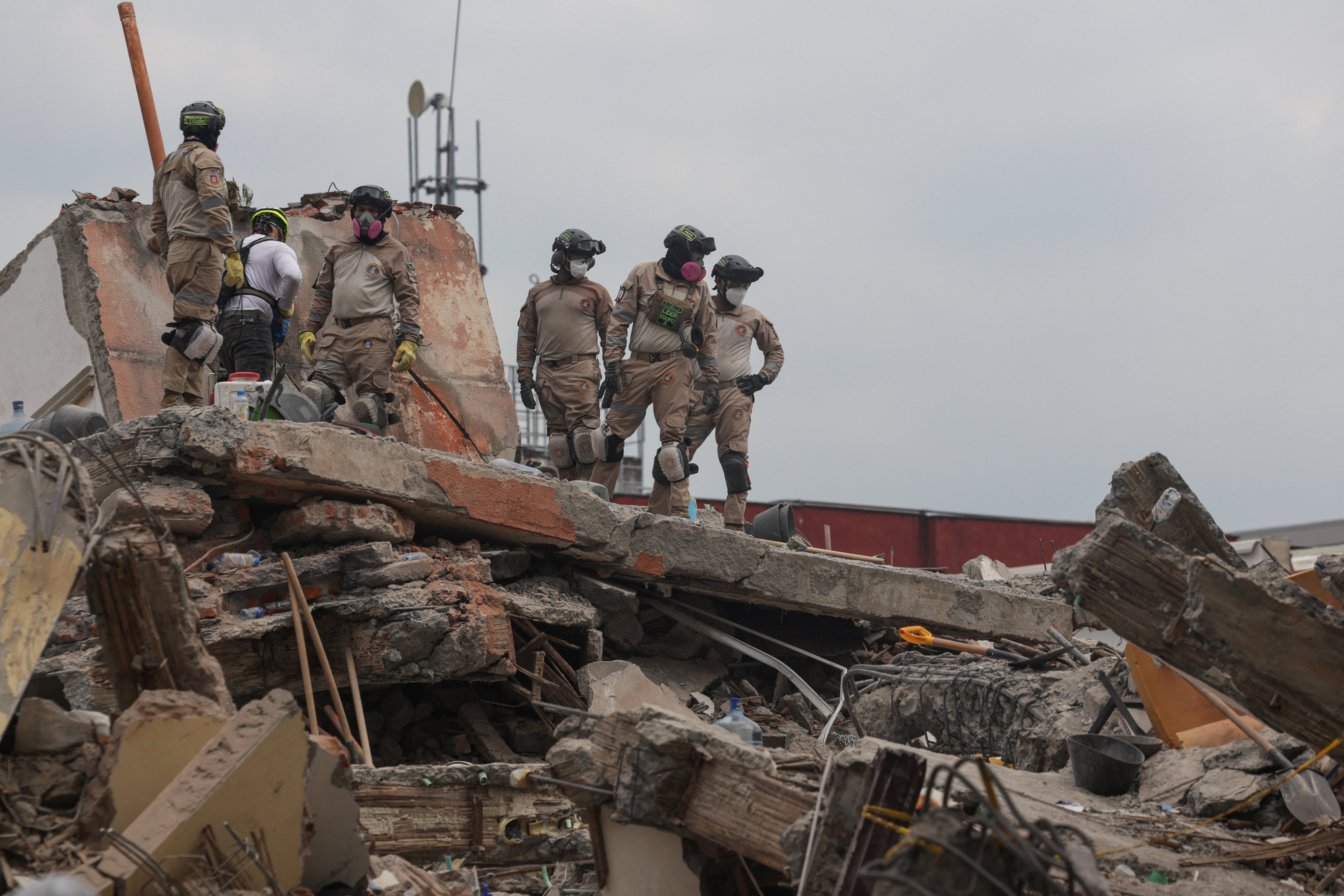 Rescue teams work at the site of the Limonar Tower, which collapsed during an earthquake in Cali, Colombia, in August. Photo: Reuters