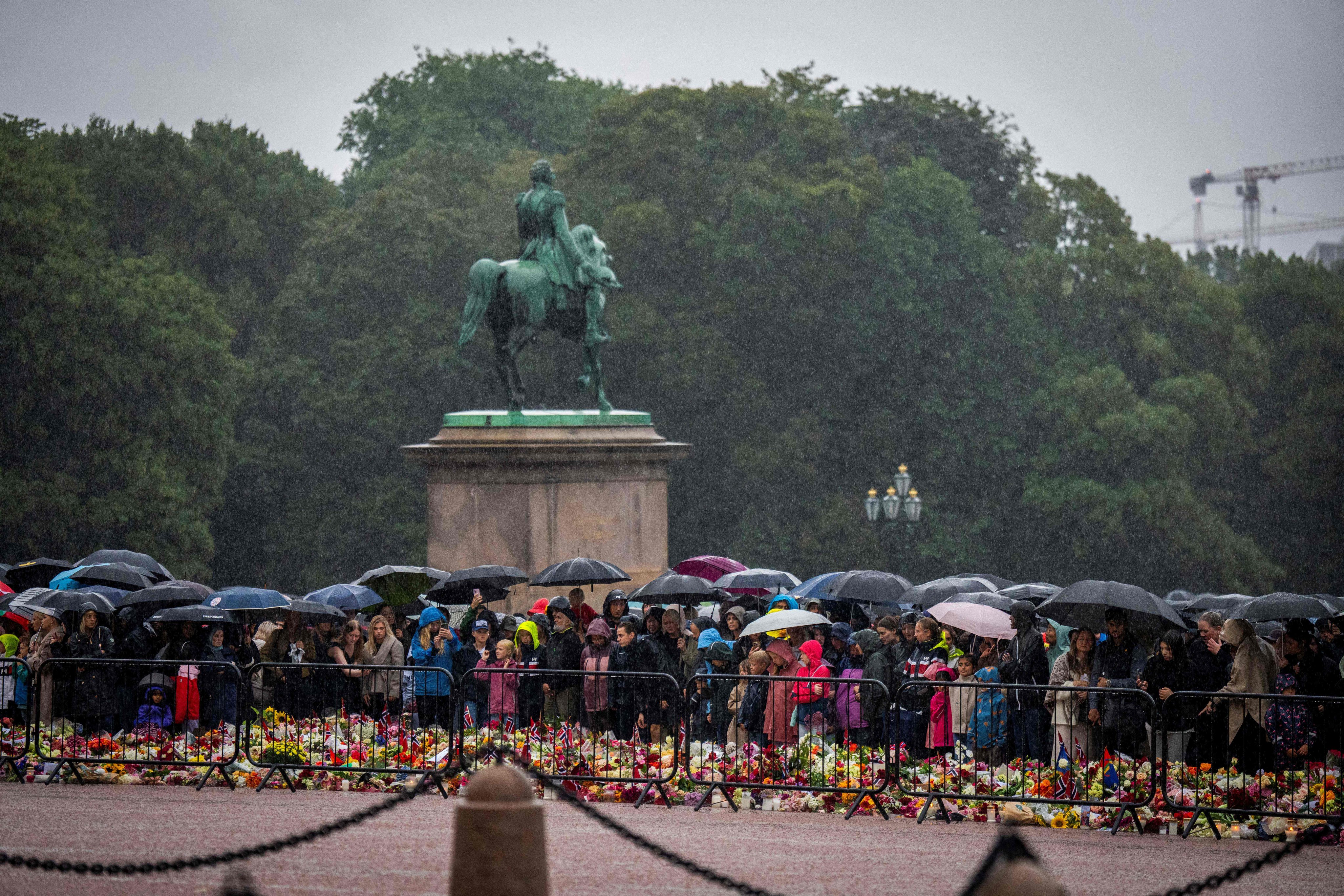 People gather at Palace Square to wait for King Harald’s hearse to arrive on Friday. Photo: NTB/AFP