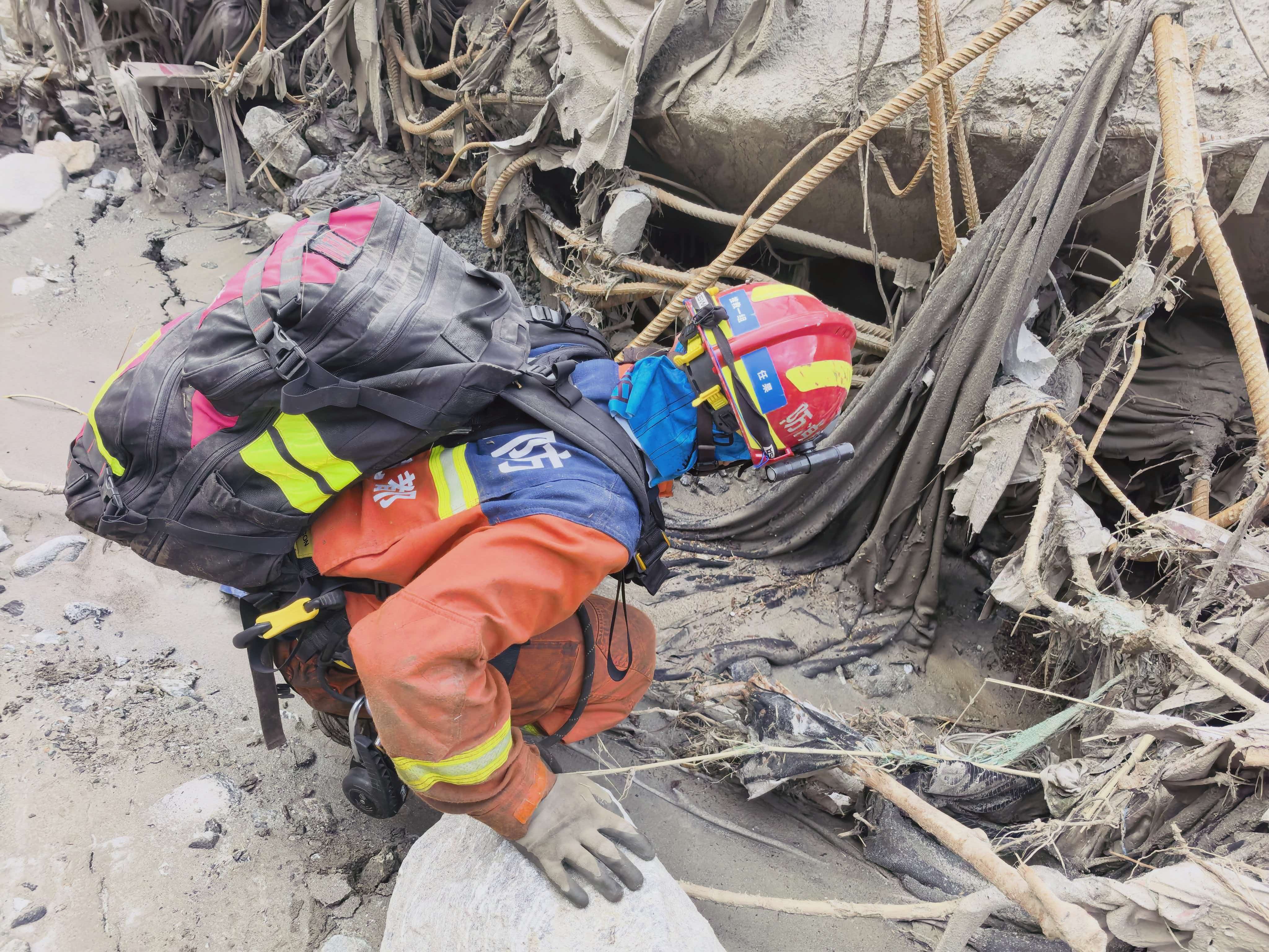 Search and rescue operations continued in Gyirong county on Saturday. Photo: Xinhua