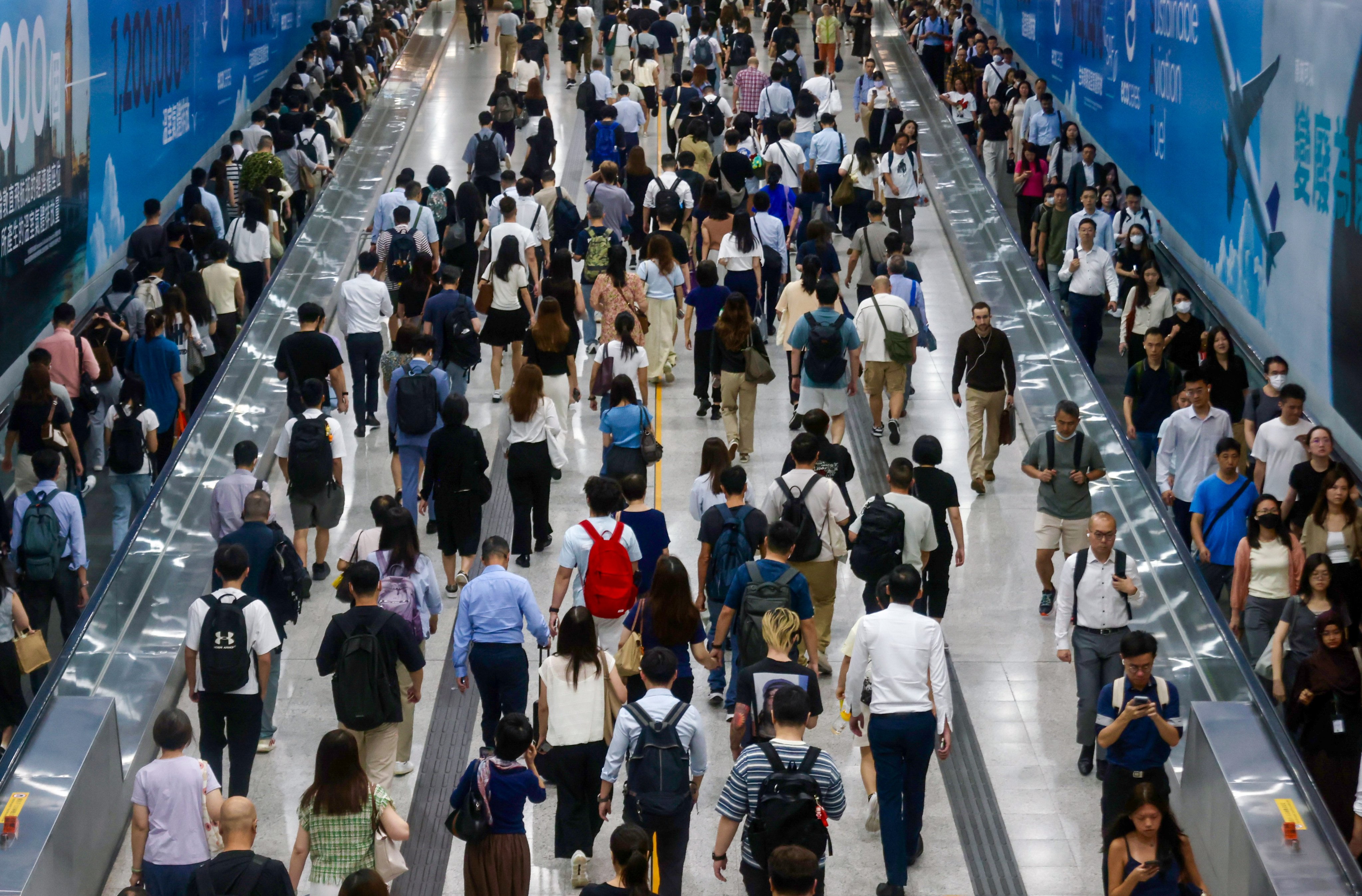 Hongkongers head to work in Central. Photo: Jonathan Wong