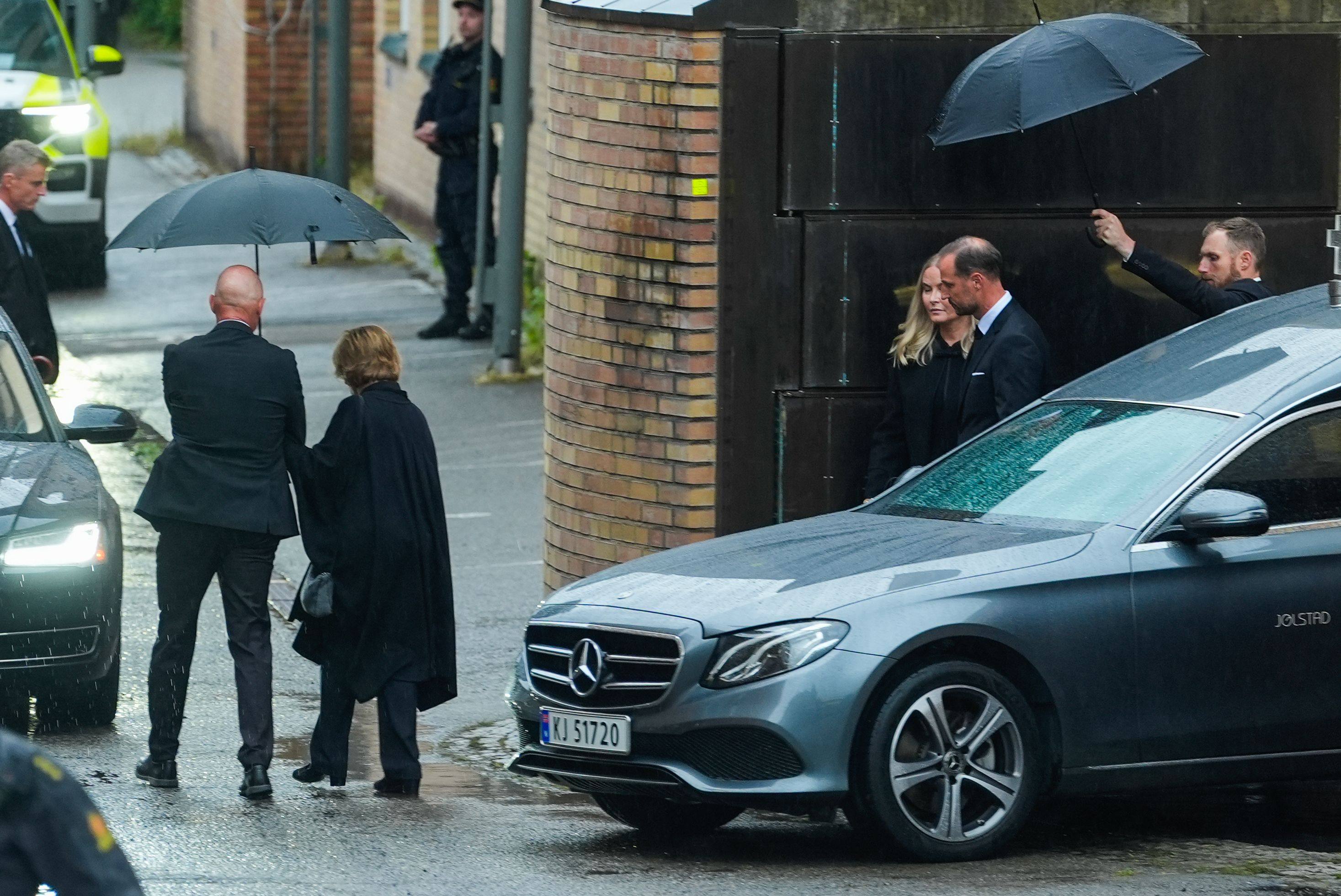 Norway’s Queen Sonja, King Haakon and Queen Mette-Marit walk to the car as King Harald’s bier leaves the National Hospital on Friday. Photo: NTB/dpa