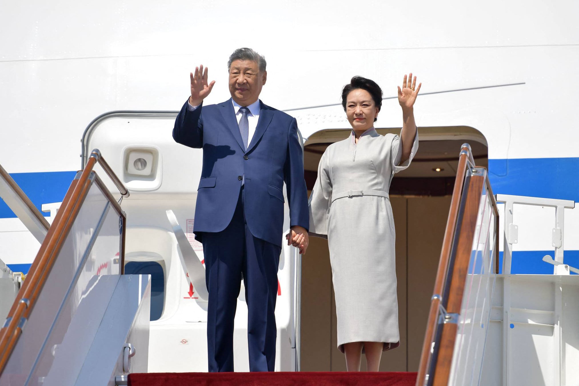 President Xi Jinping and his wife Peng Liyuan wave as they disembark upon arrival in Bishkek. Photo: AFP