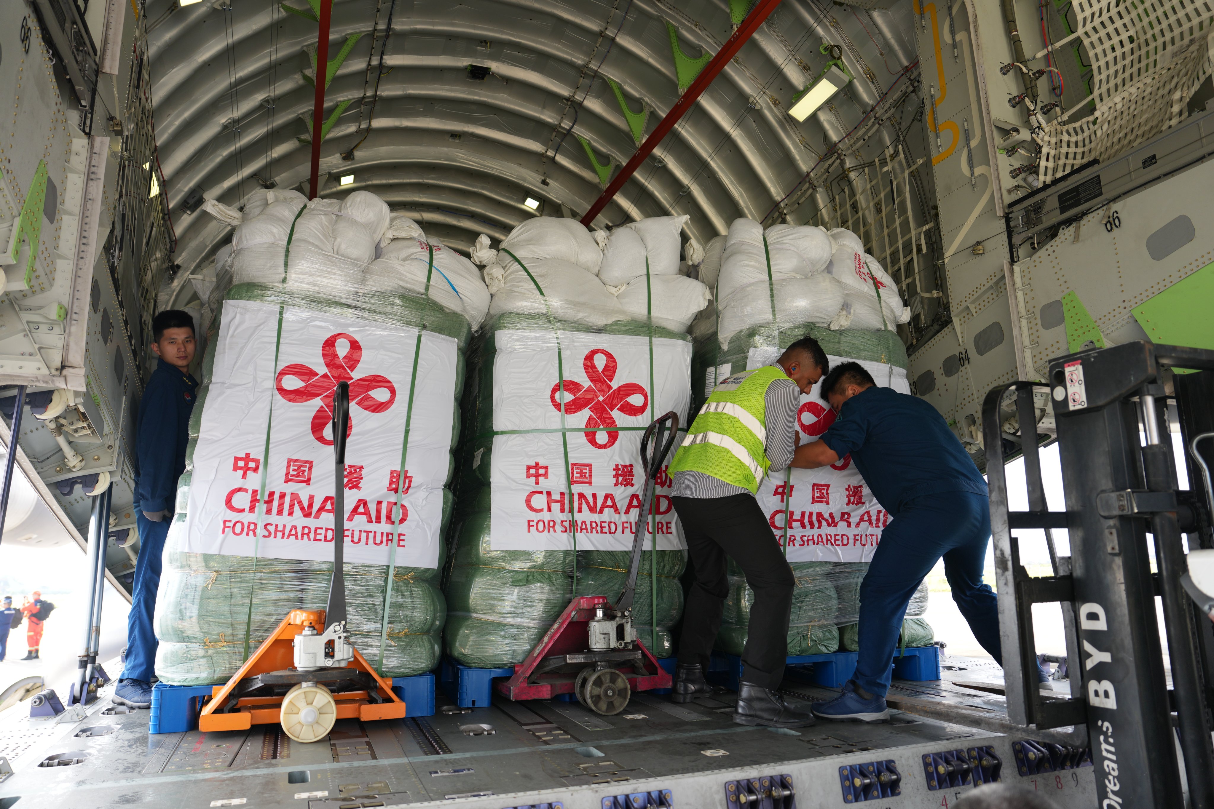 Relief supplies from China are unloaded at Kathmandu International Airport in Nepal on Sunday morning. Photo: Xinhua