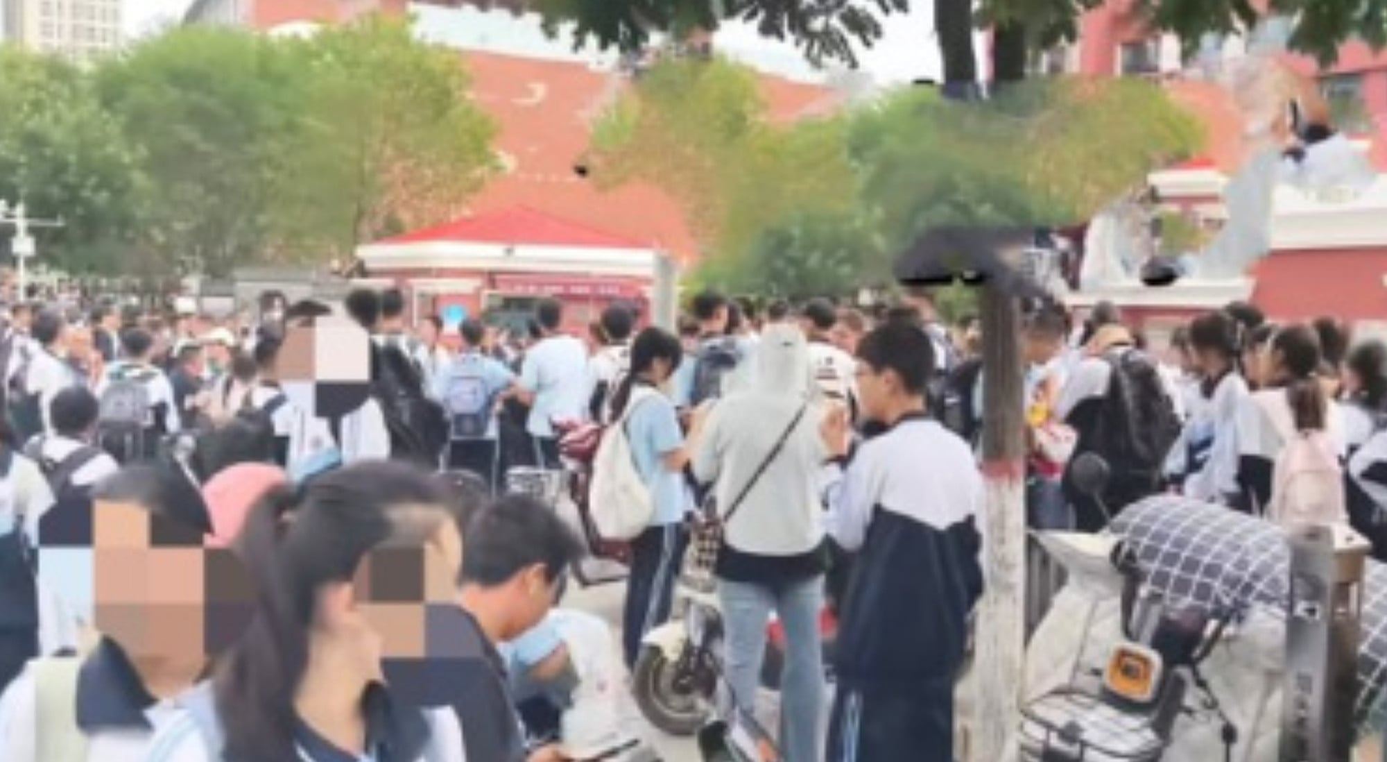 Viral footage captures rows of barred students and bewildered parents, with some families frantically arranging last-minute haircuts. Photo: Guancha Viral footage captures rows of barred students and bewildered parents, with some families frantically arranging last-minute haircuts. Photo: Guancha
