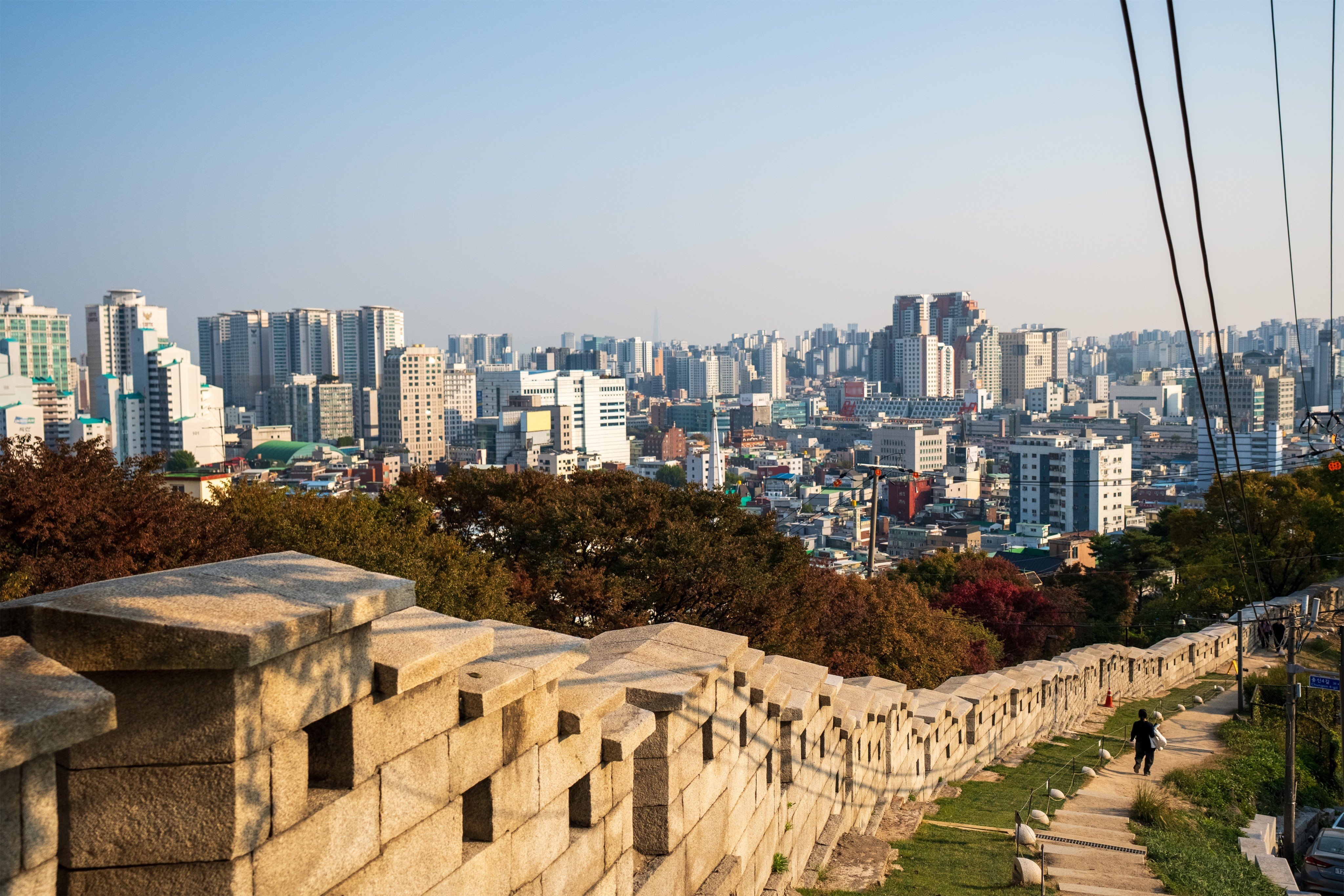 Seoul’s ancient city wall with urban sprawl behind it. South Korea’s capital is a mix of tradition and modernity, and the border with North Korea is just a short journey away. Photo: Shutterstock