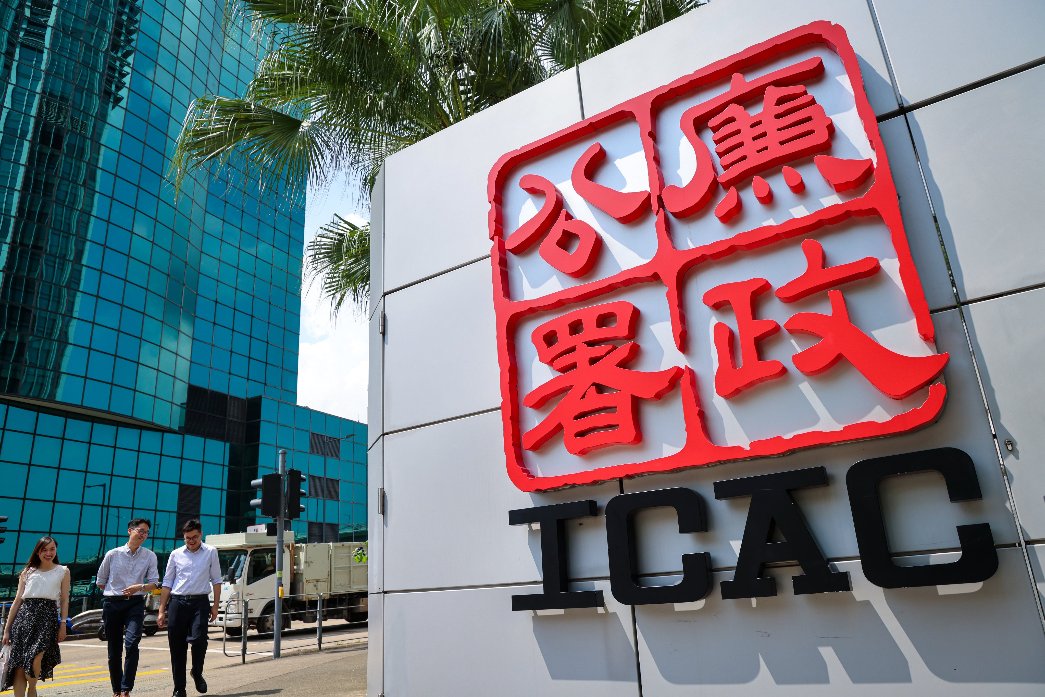 The ICAC arrested 10 people, including the contractor, project consultants, registered inspectors and members of the owners’ corporations. Photo: Jelly Tse