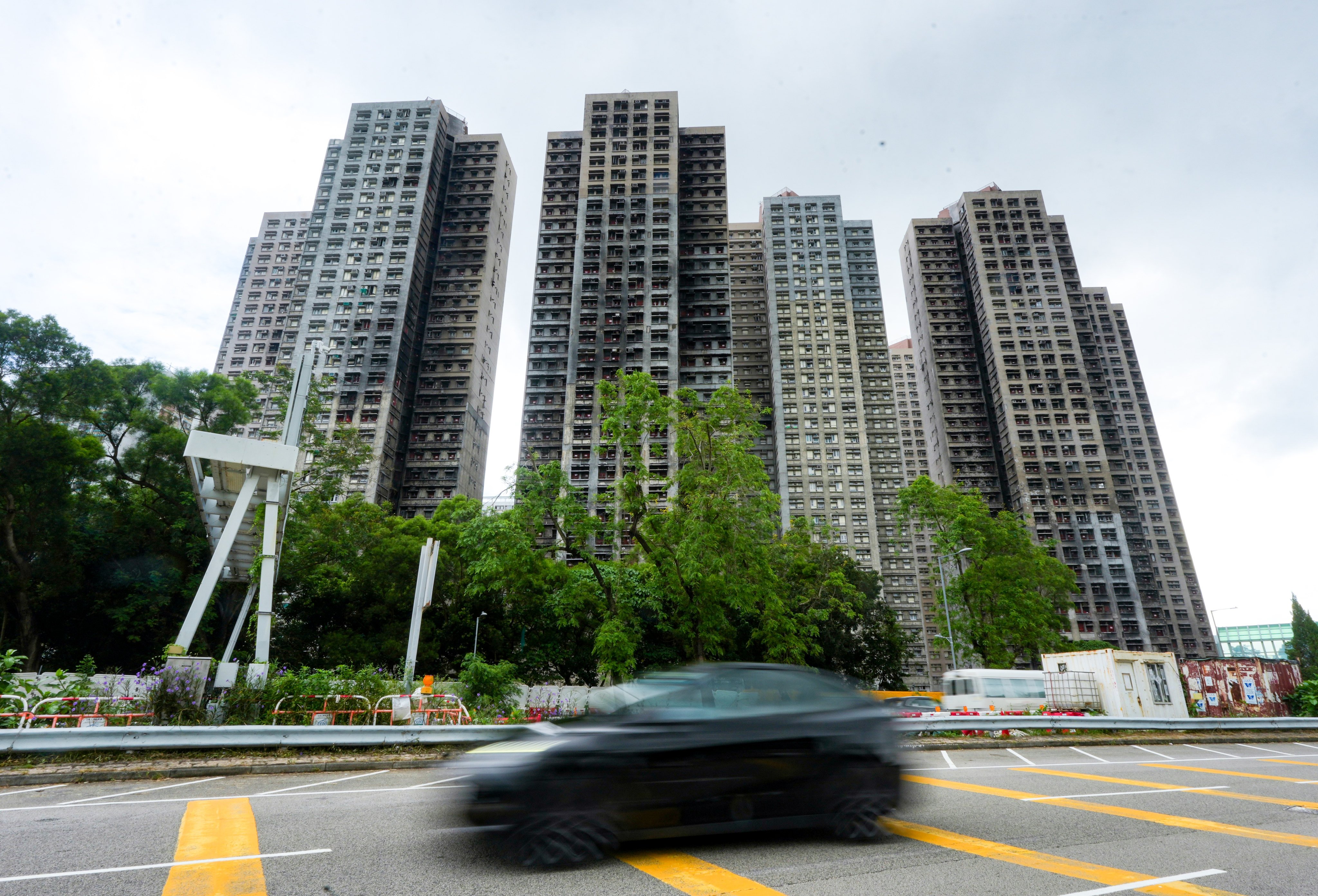 By the cut‑off time at 5pm on Monday,  1,967, or 99.1 per cent, of the fire-hit estate’s 1,984 flat owners had returned acceptance letters. Photo: Sun Yeung