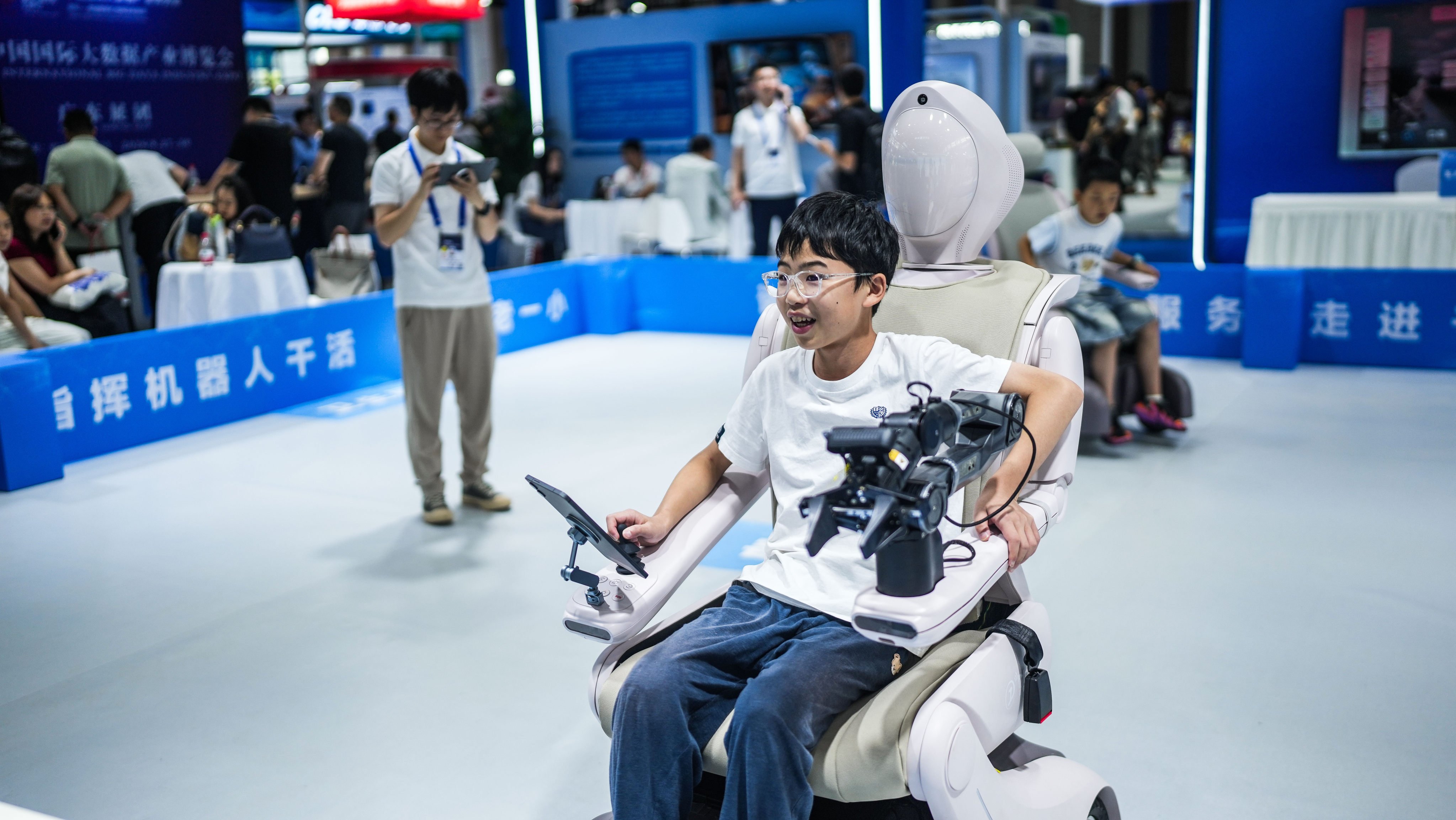 Children experience an intelligent assisted travel robot at the 2026 China International Big Data Industry Expo on August 29 in Guiyang, China. Photo: Xinhua