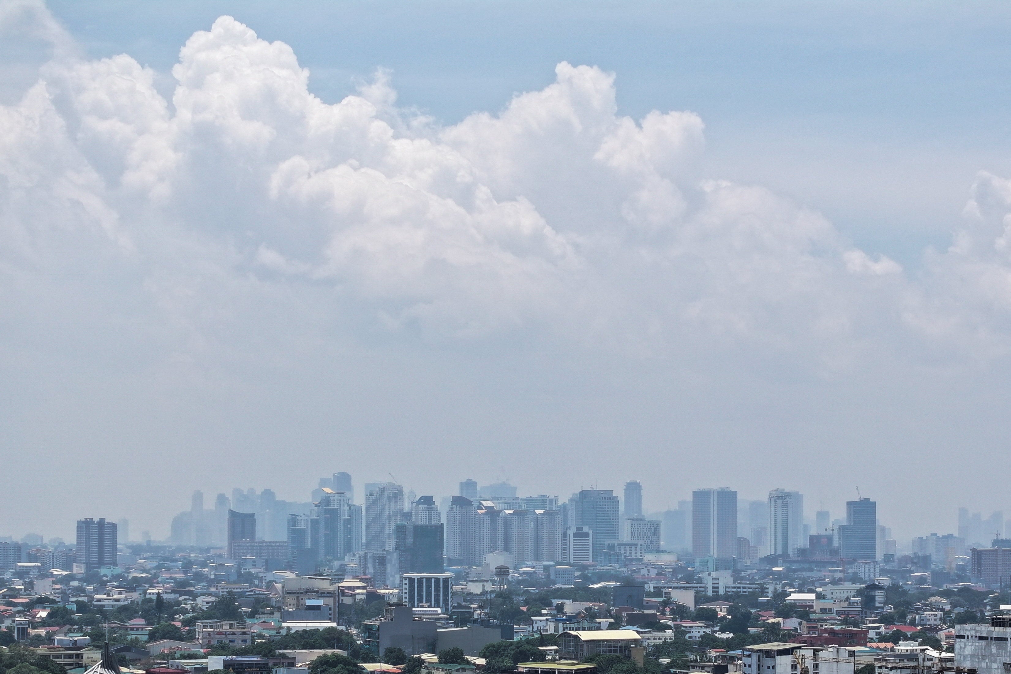 A thick haze shrouds Metro Manila due to smoke from ongoing fires in Kalimantan, Indonesia, on Tuesday. Photo: Reuters