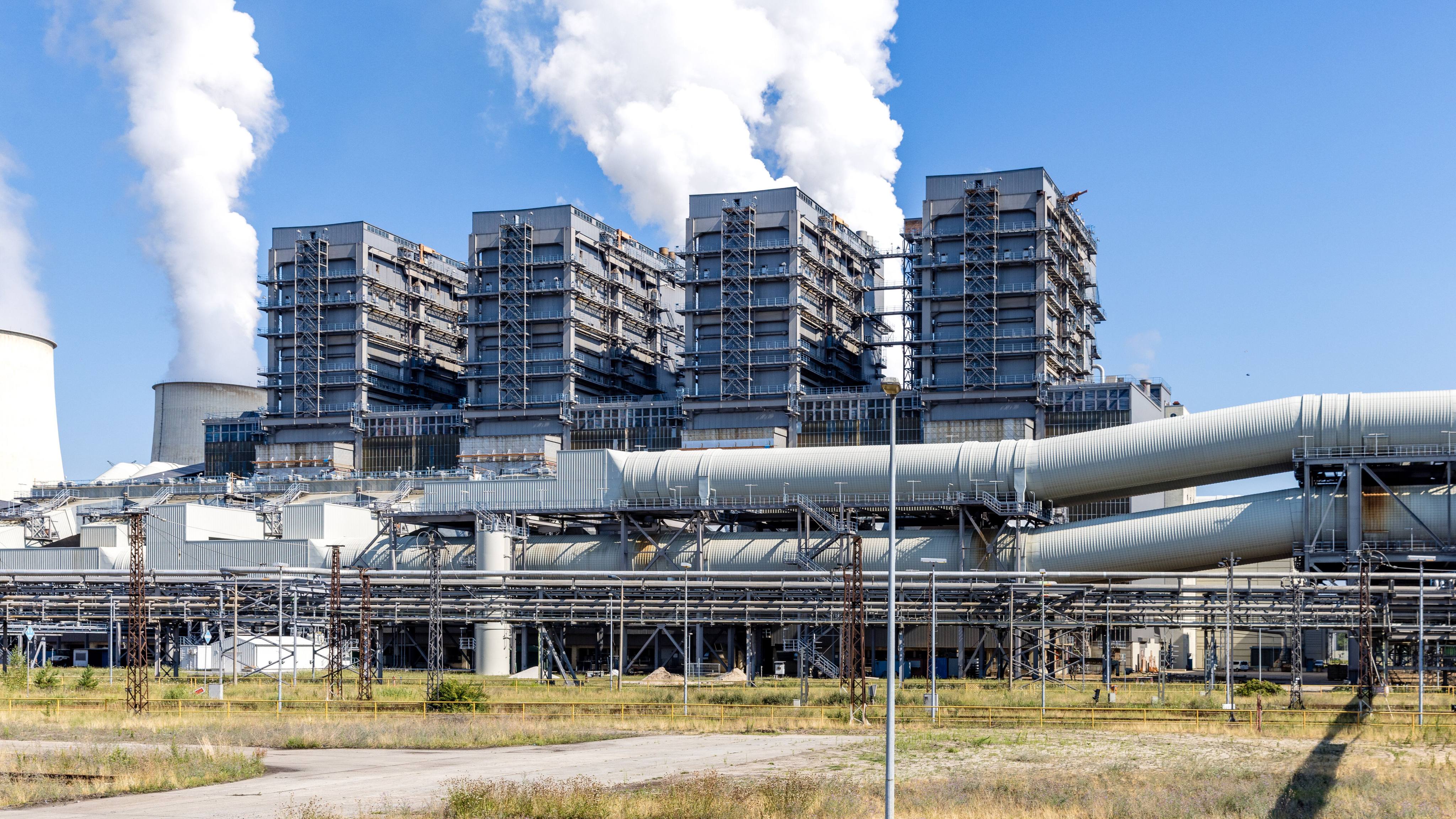 Units at the Jaenschwalde power Plant. The Preilack substation distributes electricity generated at the Jaenschwalde plant both regionally and beyond. Photo: dpa