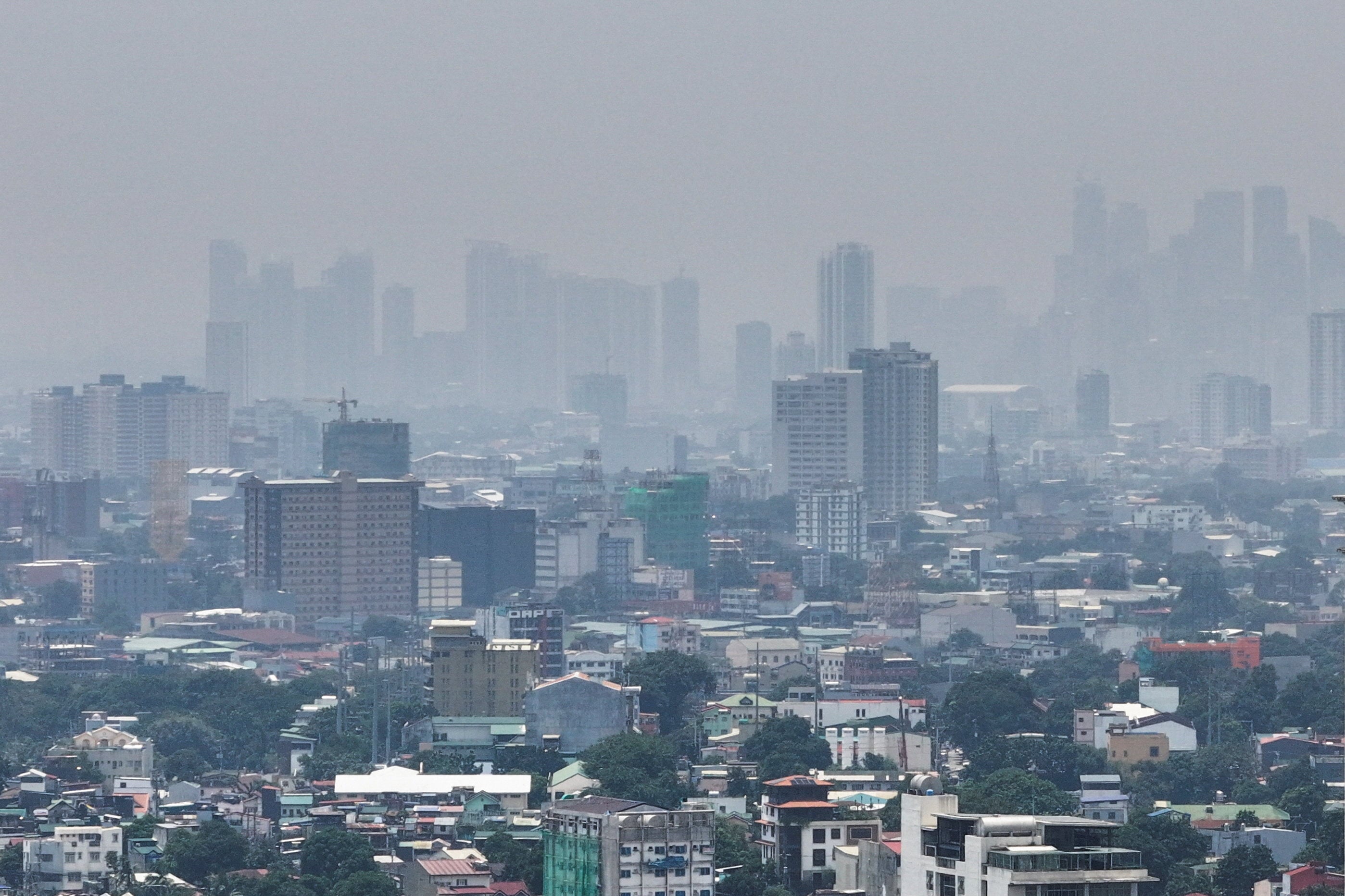 A thick haze shrouds Metro Manila due to smoke from ongoing fires in Kalimantan, Indonesia, on Tuesday. Photo: Reuters