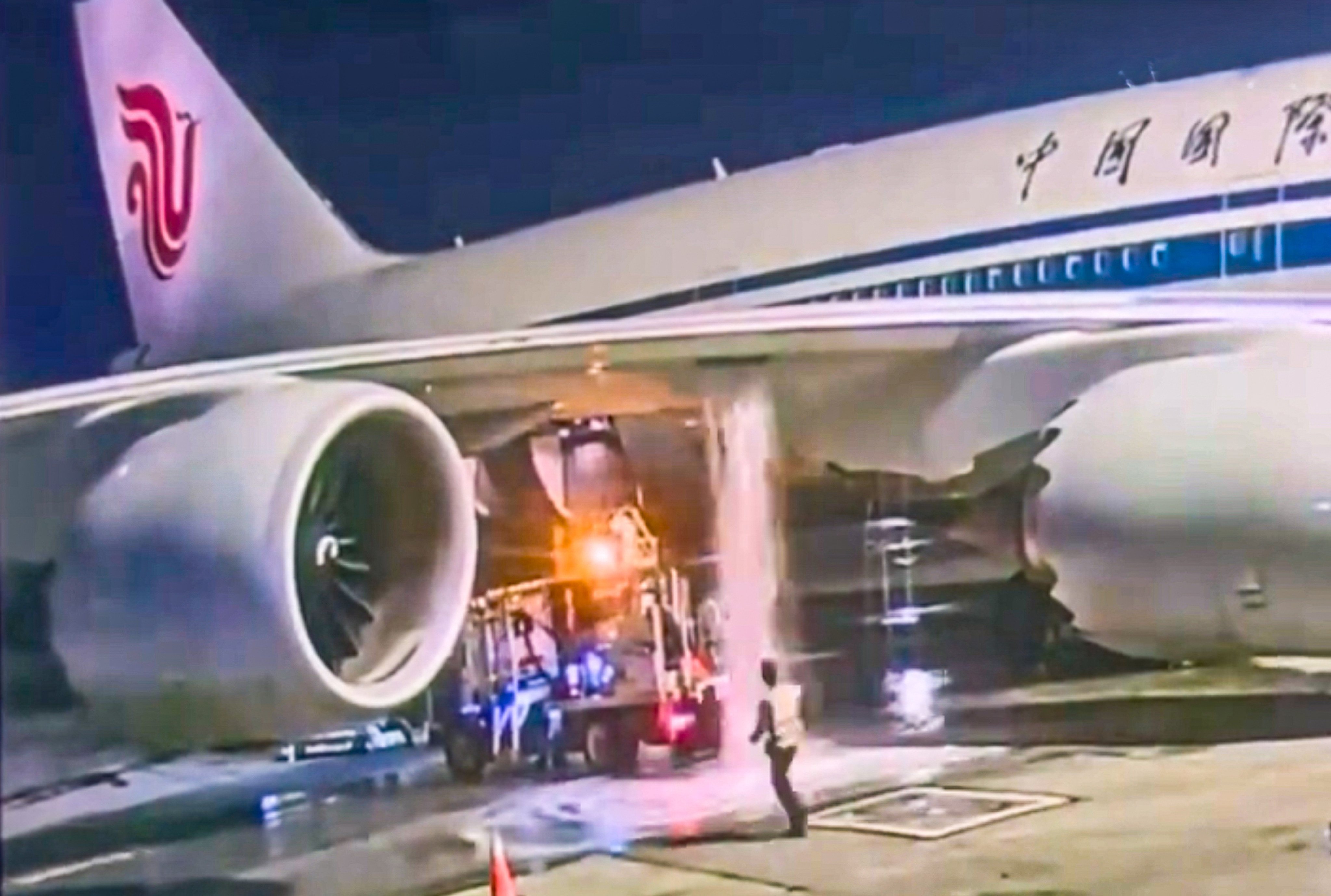 Video taken at JFK airport shows a reported fuel leak from a Boeing 747-8 operated by Air China on August 31. Witnesses say the fuel truck moved away while two hoses were still connected to the plane. Photo: Weibo