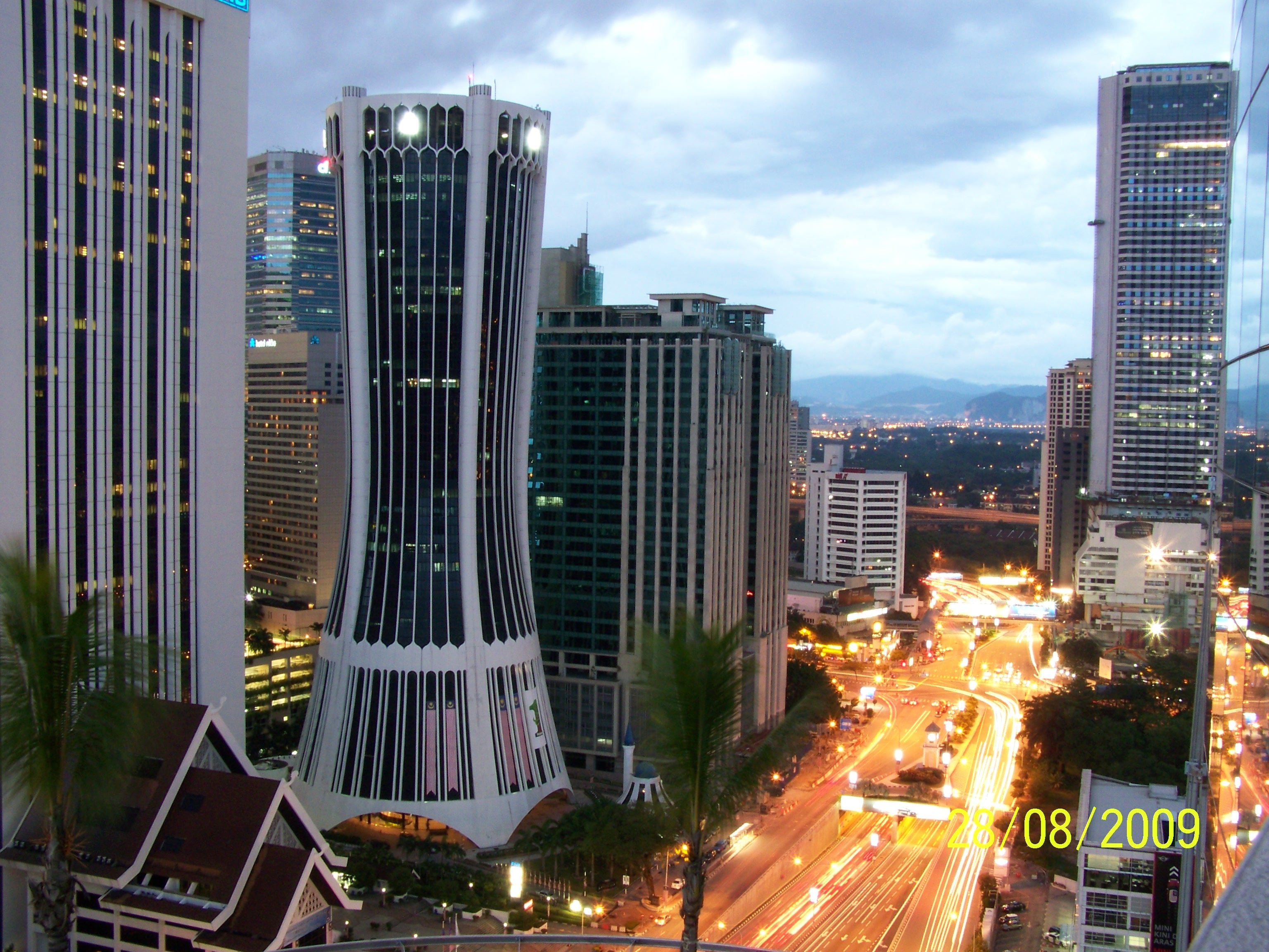 Malaysia’s Lembaga Tabung Haji headquarters (left) in Kuala Lumpur. Photo: Wikipedia Commons / 龍崎 Jeffrey