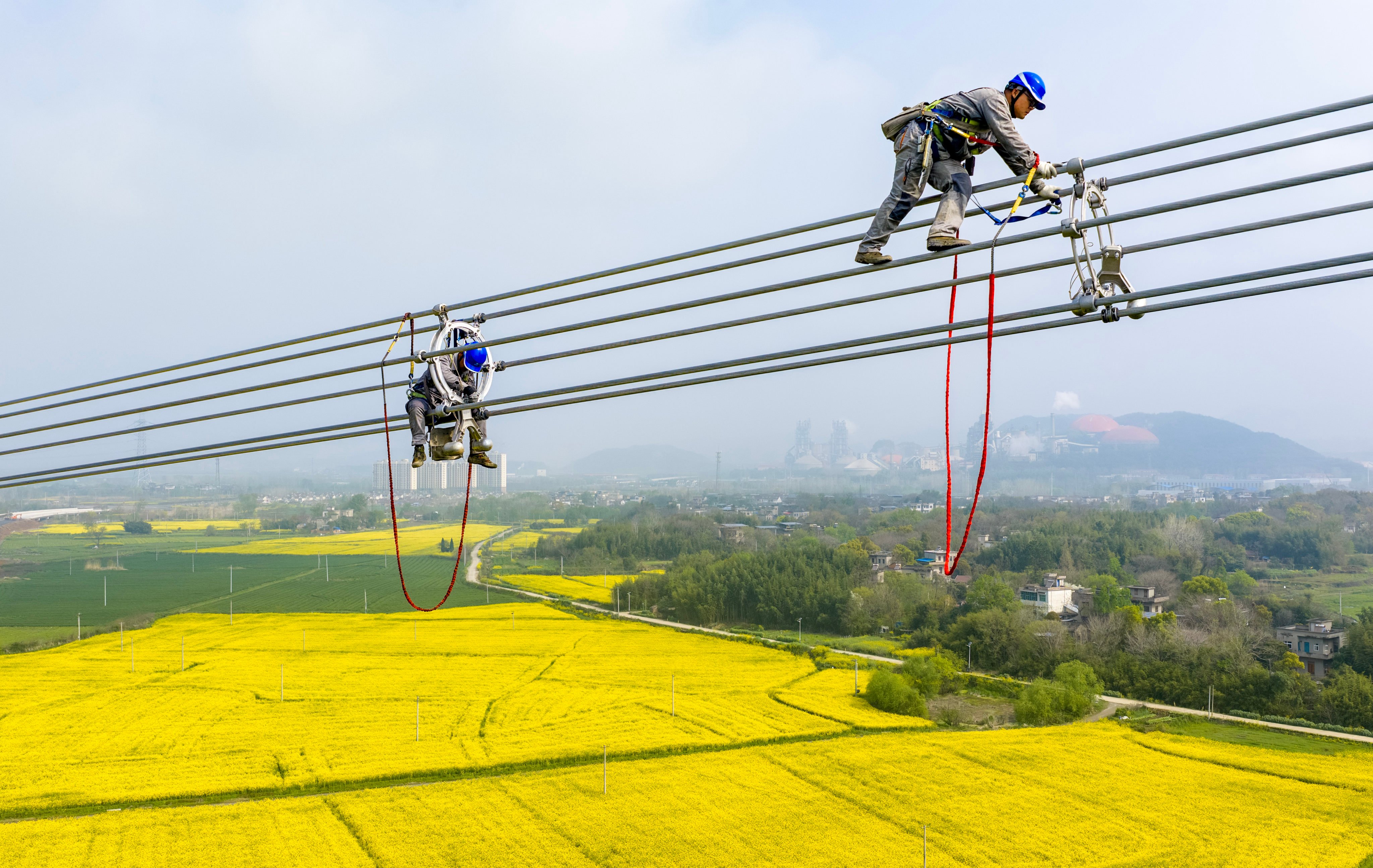 Employees work on power lines in Wuhu, in eastern China’s Anhui province, on April 1, 2026. Photo: Xinhua