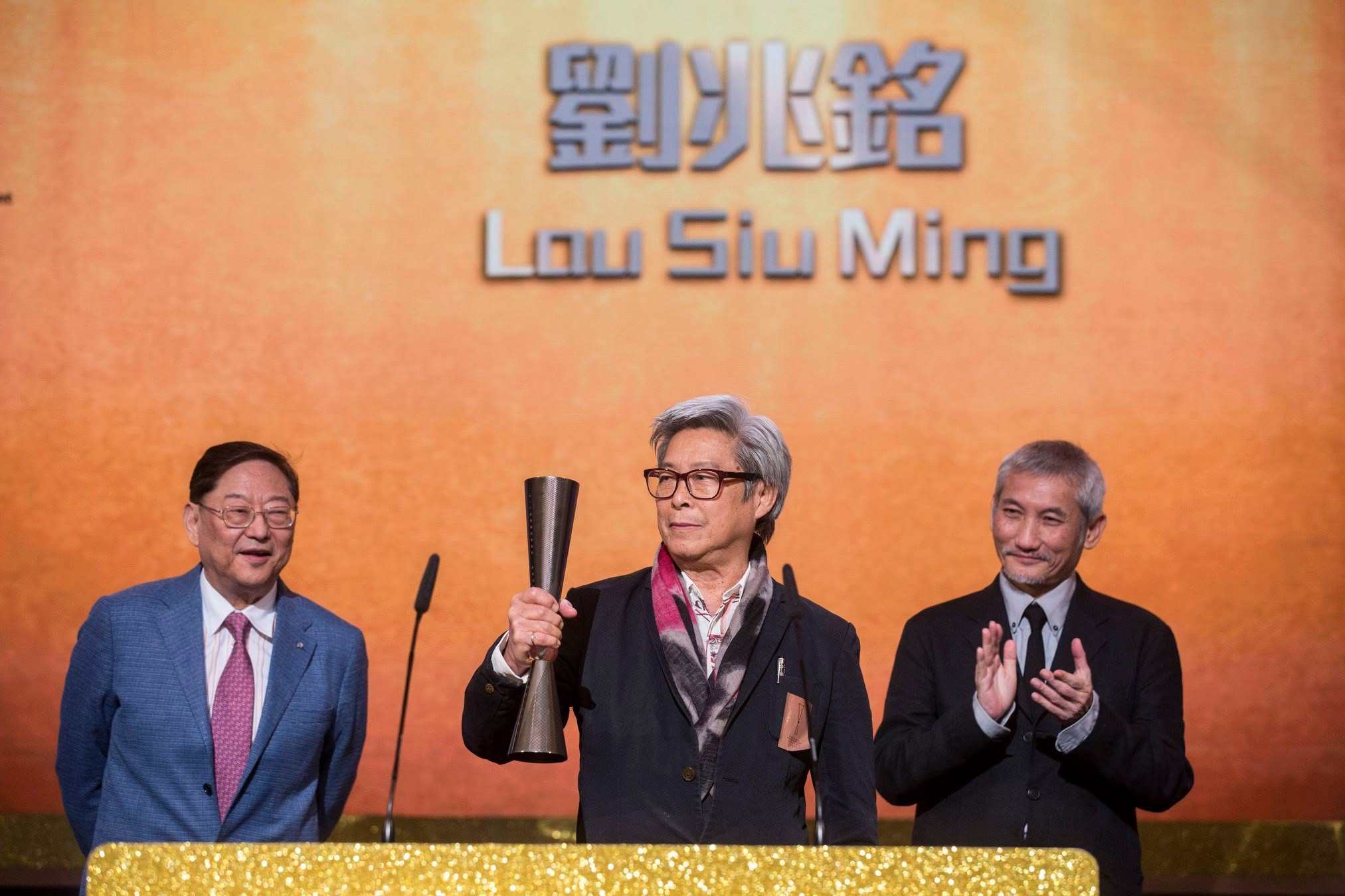 Lau Siu-ming (centre) recieves the Life Achievement Award, with presenters Ng See-yuen (left) and Mr Tsui Hark. Photo: Hong Kong Arts Development Council