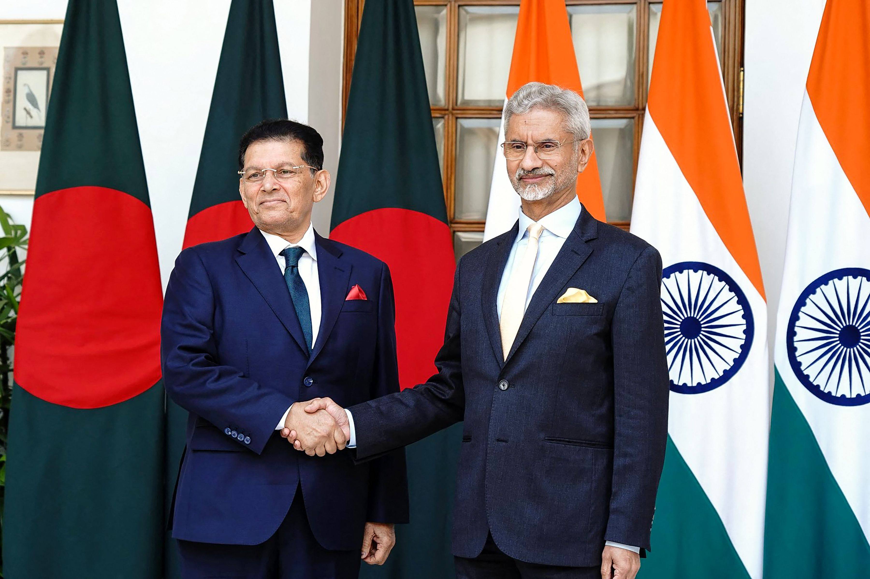 India’s Foreign Minister Subrahmanyam Jaishankar (right) shakes hands with his Bangladeshi counterpart Khalilur Rahman during a meeting in New Delhi in April. Photo: AFP