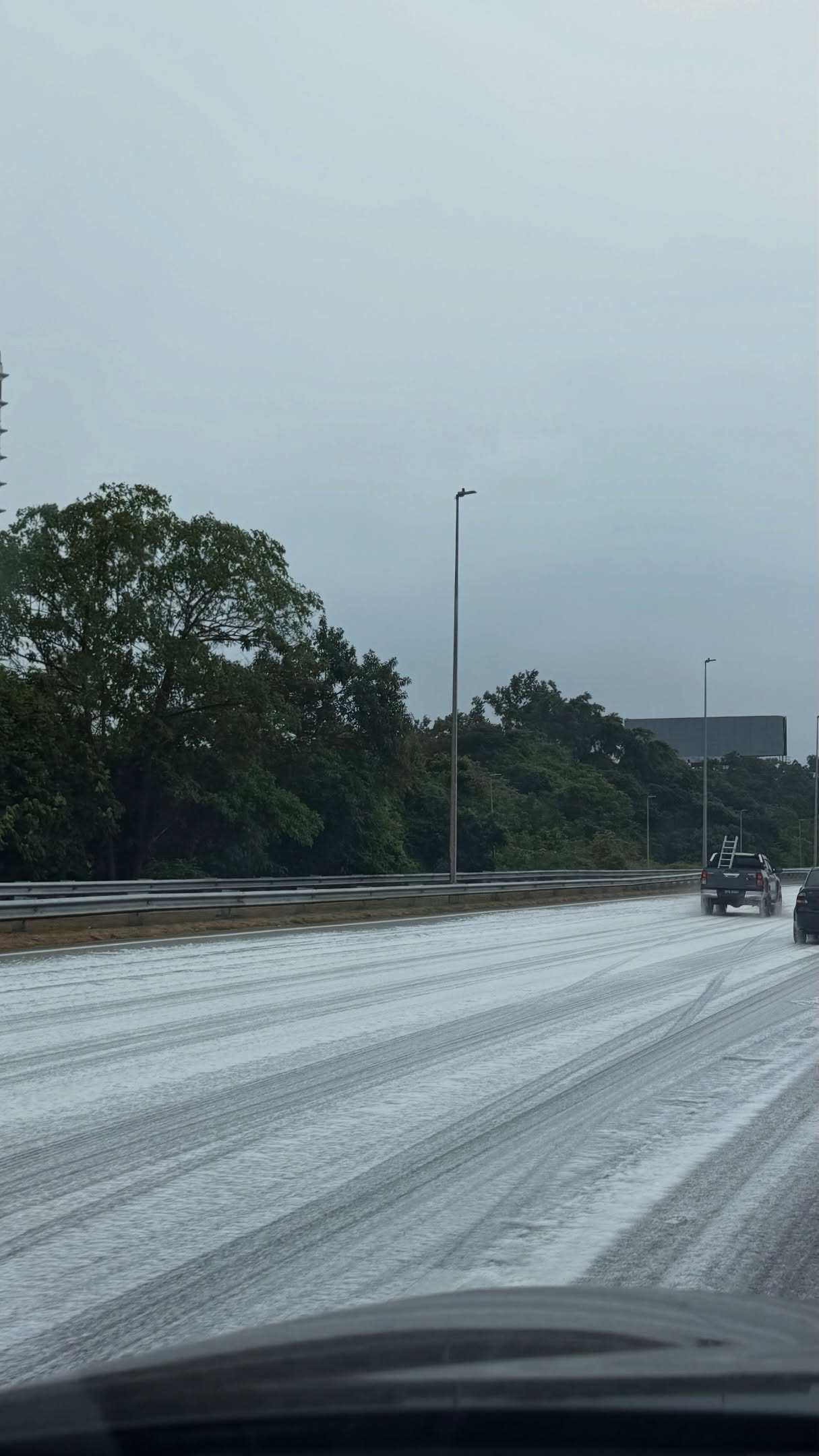 A snow-like foam covered a Malaysian highway after rain revived soap residue from a lorry spill. Photo: Threads/umminazali