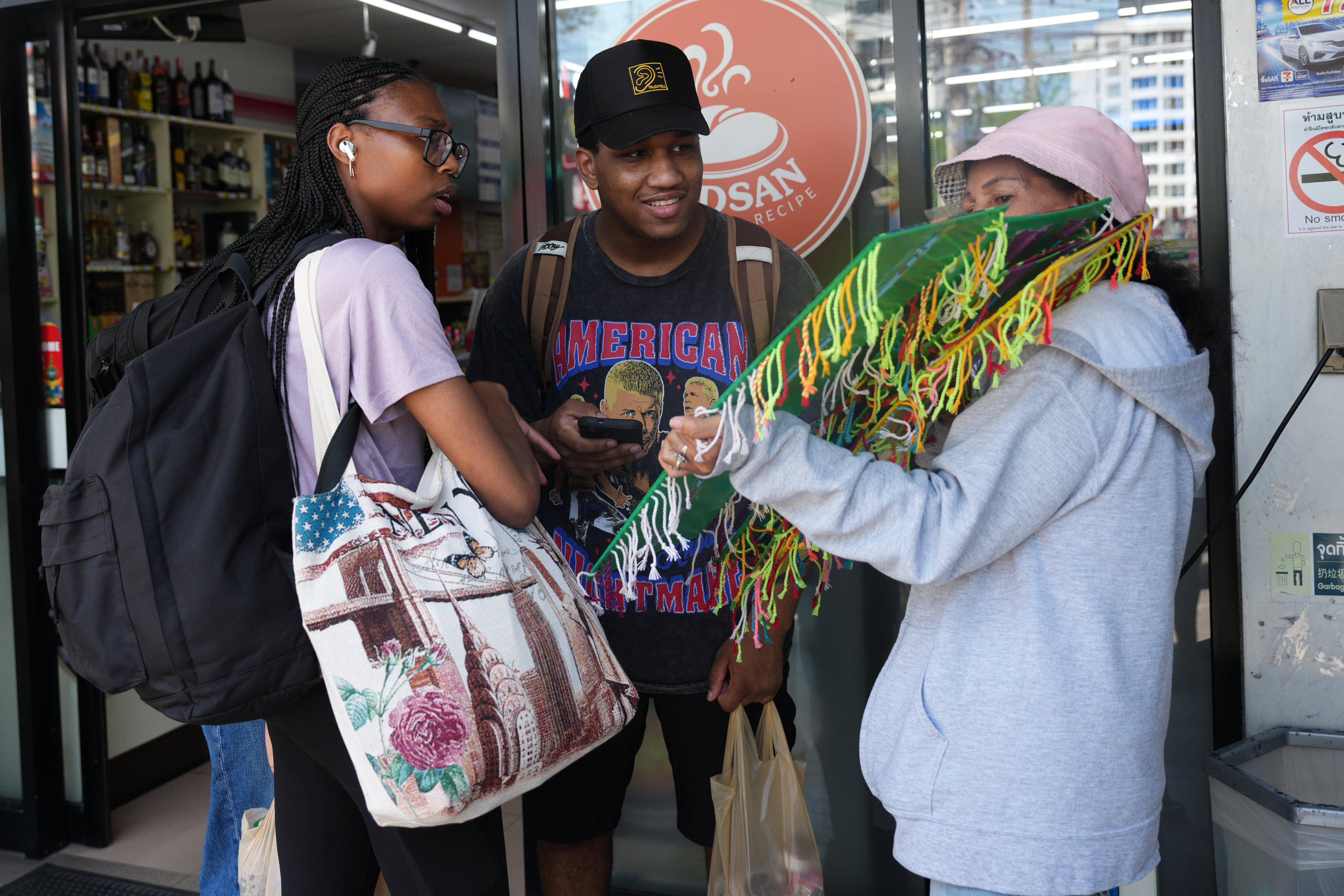 Crew members of the USS Abraham Lincoln talk to a souvenir vendor in Pattaya, Thailand, on Thursday. Photo: AP