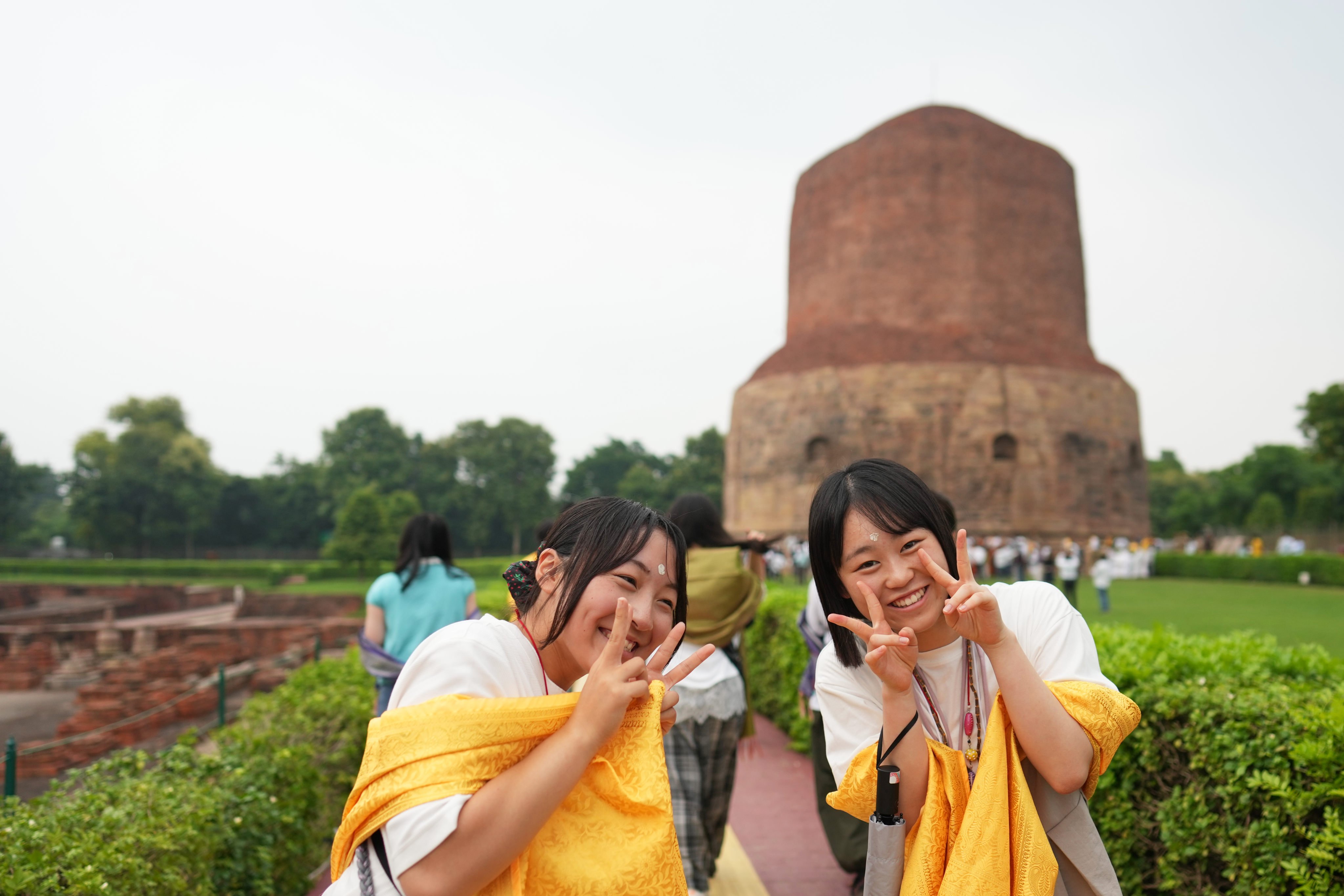 Japanese students pose in front of Dhamek Stupa in Sarnath Varanasi during an Uttar Pradesh-Japan investment meet in India on August 22. Photo: AP