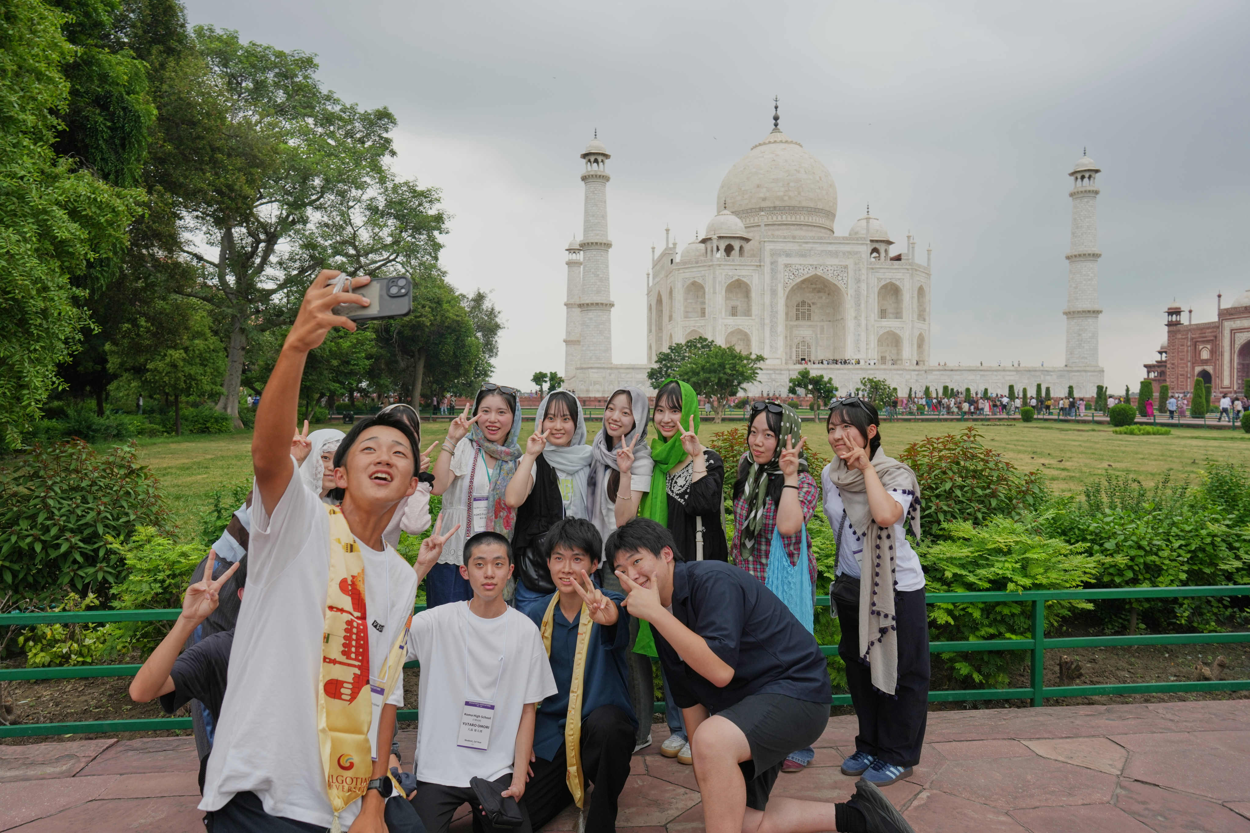Japanese students take a group selfie at the Taj Mahal in Agra, India, during an Uttar Pradesh-Japan investment summit on August 20. Photo: AP