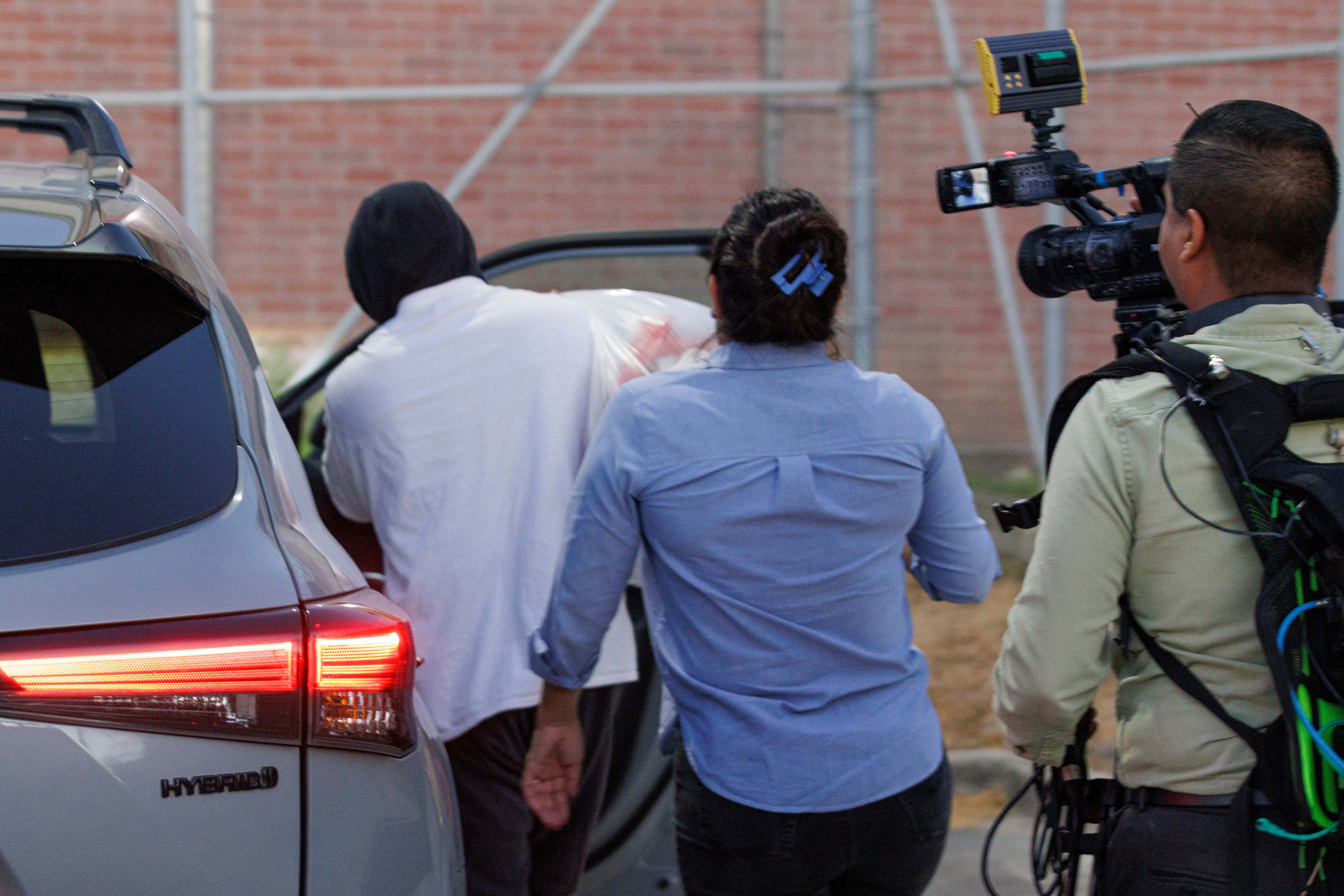 ICE officer Christian Castro gets into a car surrounded by reporters moments after being released from the Carrizalez-Rucker Cameron County Detention Centre in Brownsville, Texas, in August. Photo: AP