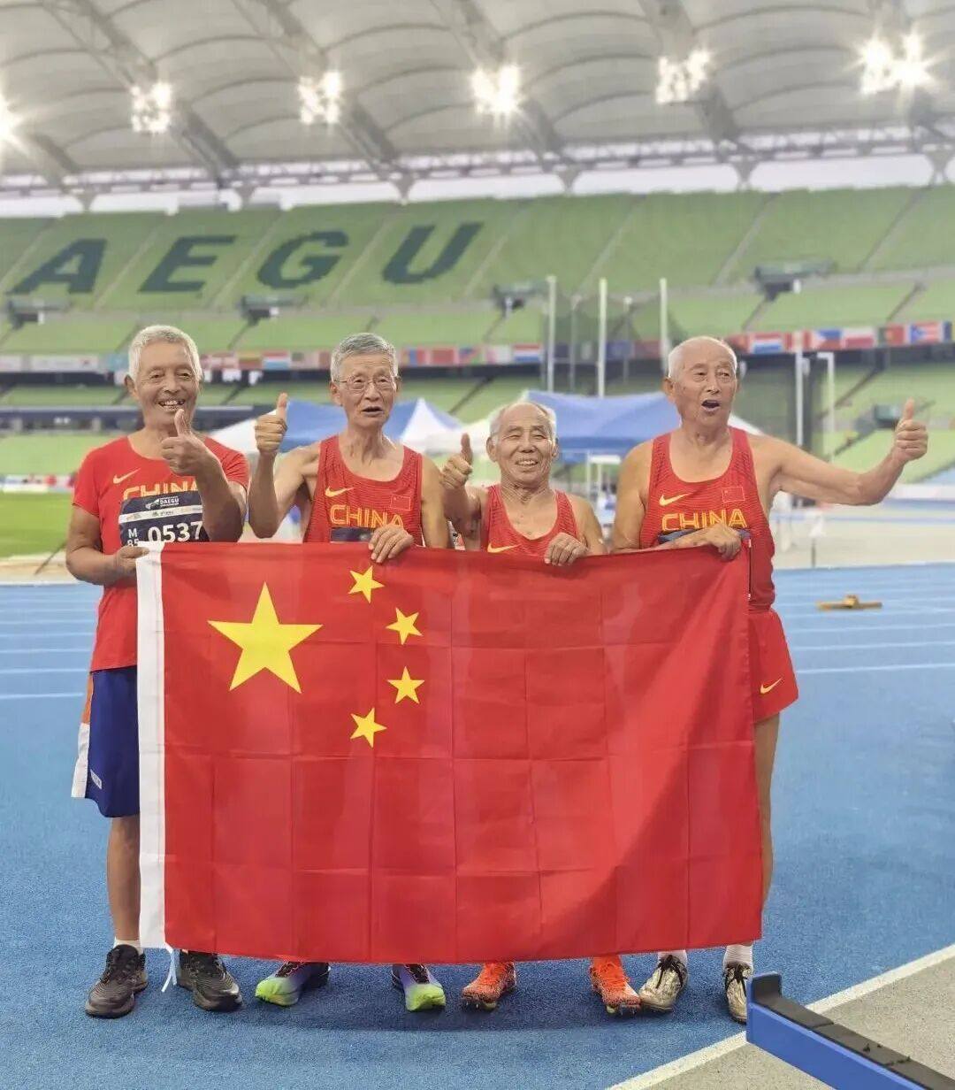 Lyu Mingpu (second from right) and his teammates after winning gold in the men’s M85 4x100m relay. Photo: CCTV