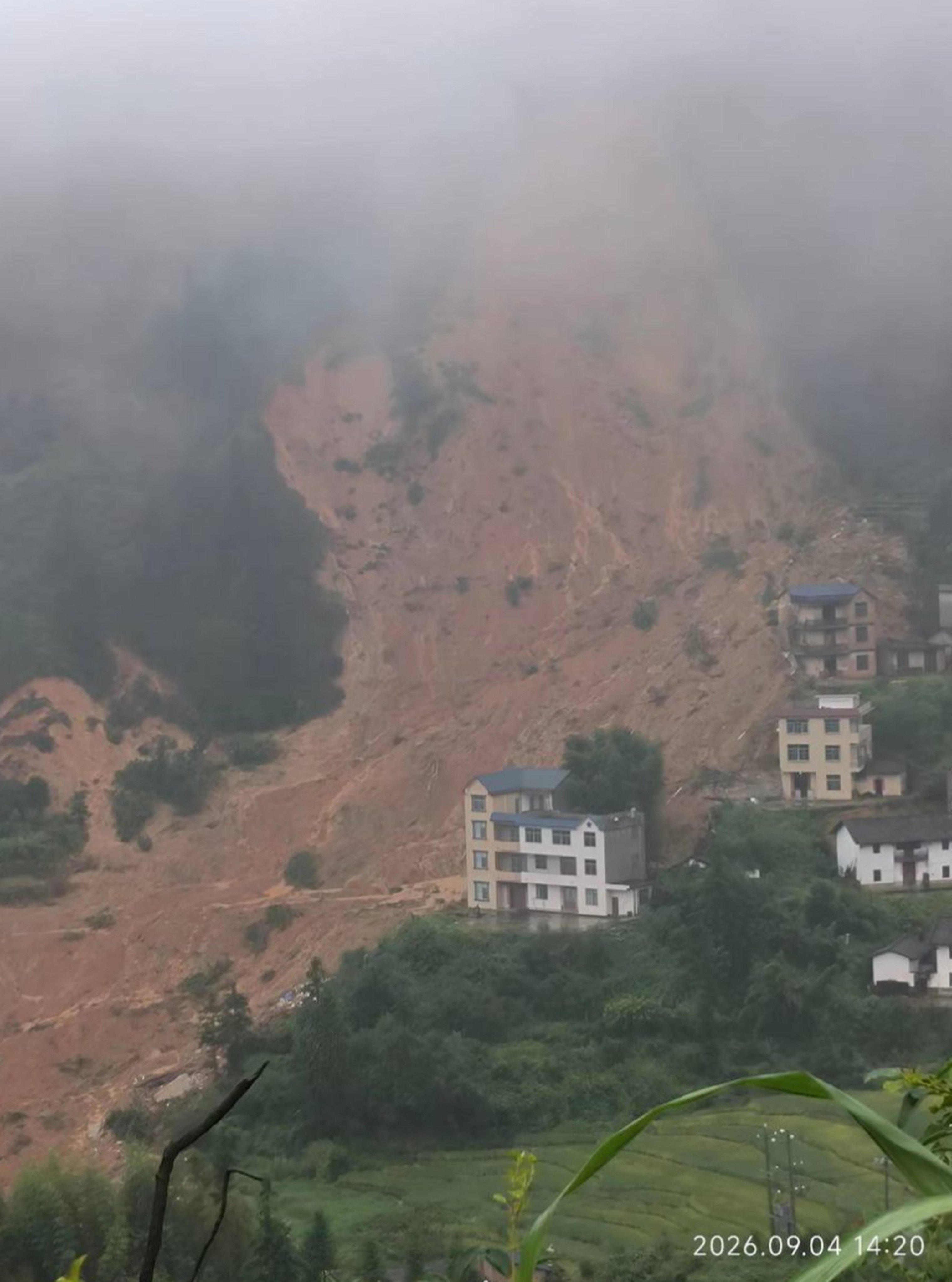 The landslide struck in an area that had been battered by heavy rains.oPhoto: Threads/ teacherli_snownews