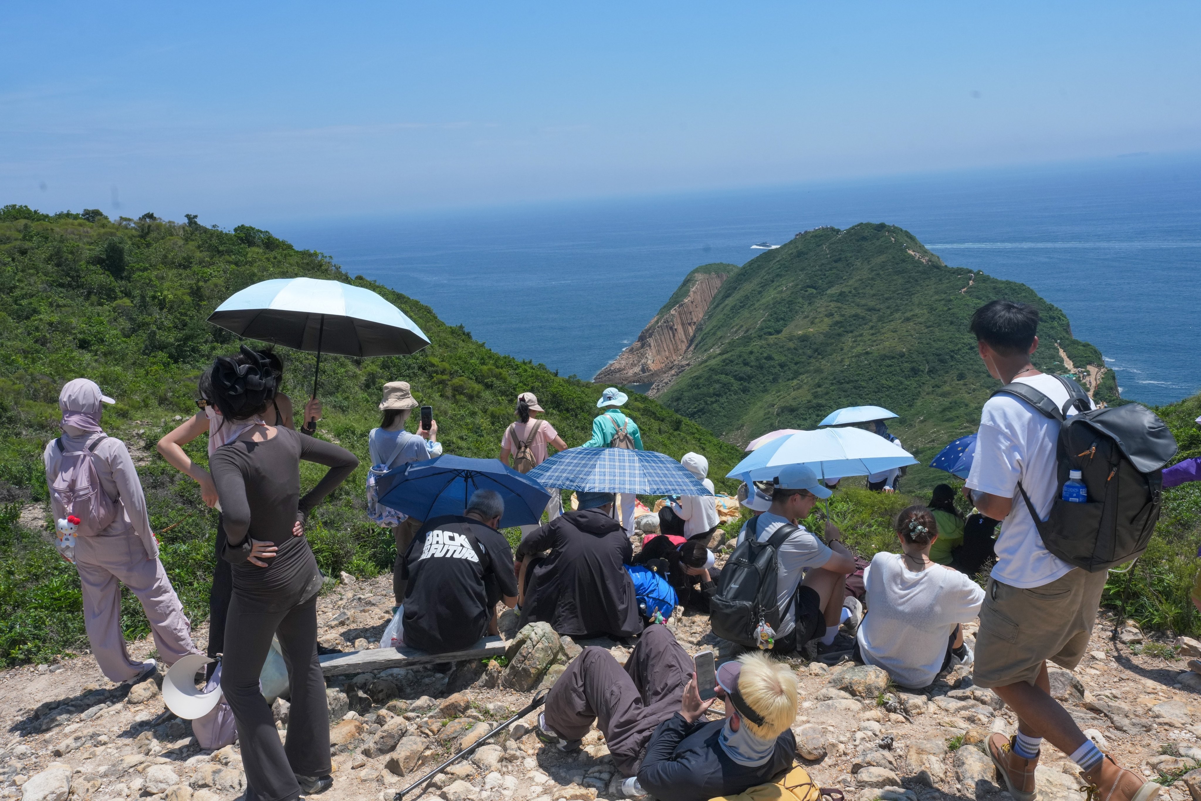Only 1,560 registered and walk-in patrons arrived at Po Pin Chau on Saturday and Sunday, despite 3,230 people having made bookings under the real-name reservation system. Photo: Dickson Lee