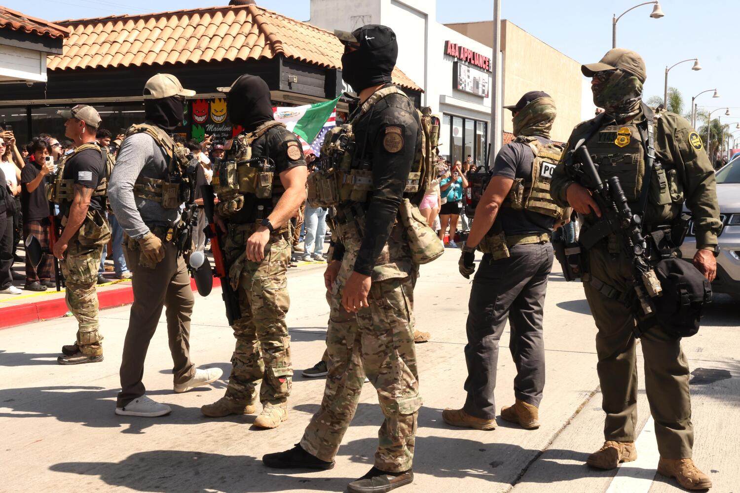 Residents surround ICE and Border Patrol agents who plan their escape after an immigrant raid in Bell, California, last year. Photo: Los Angeles Times/TNS