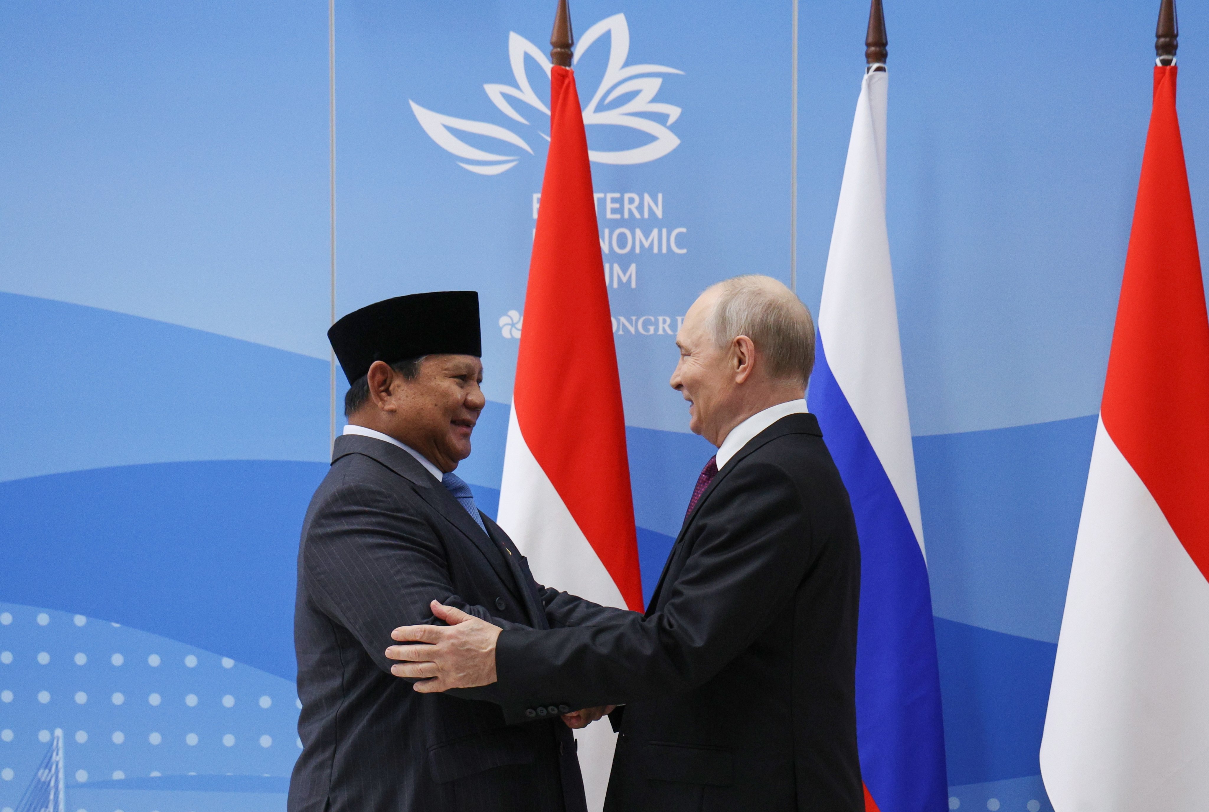 Indonesian President Prabowo Subianto (left) and Russian President Vladimir Putin meet on the sidelines of the Eastern Economic Forum in Vladivostok on Wednesday. Photo: Sputnik / EPA