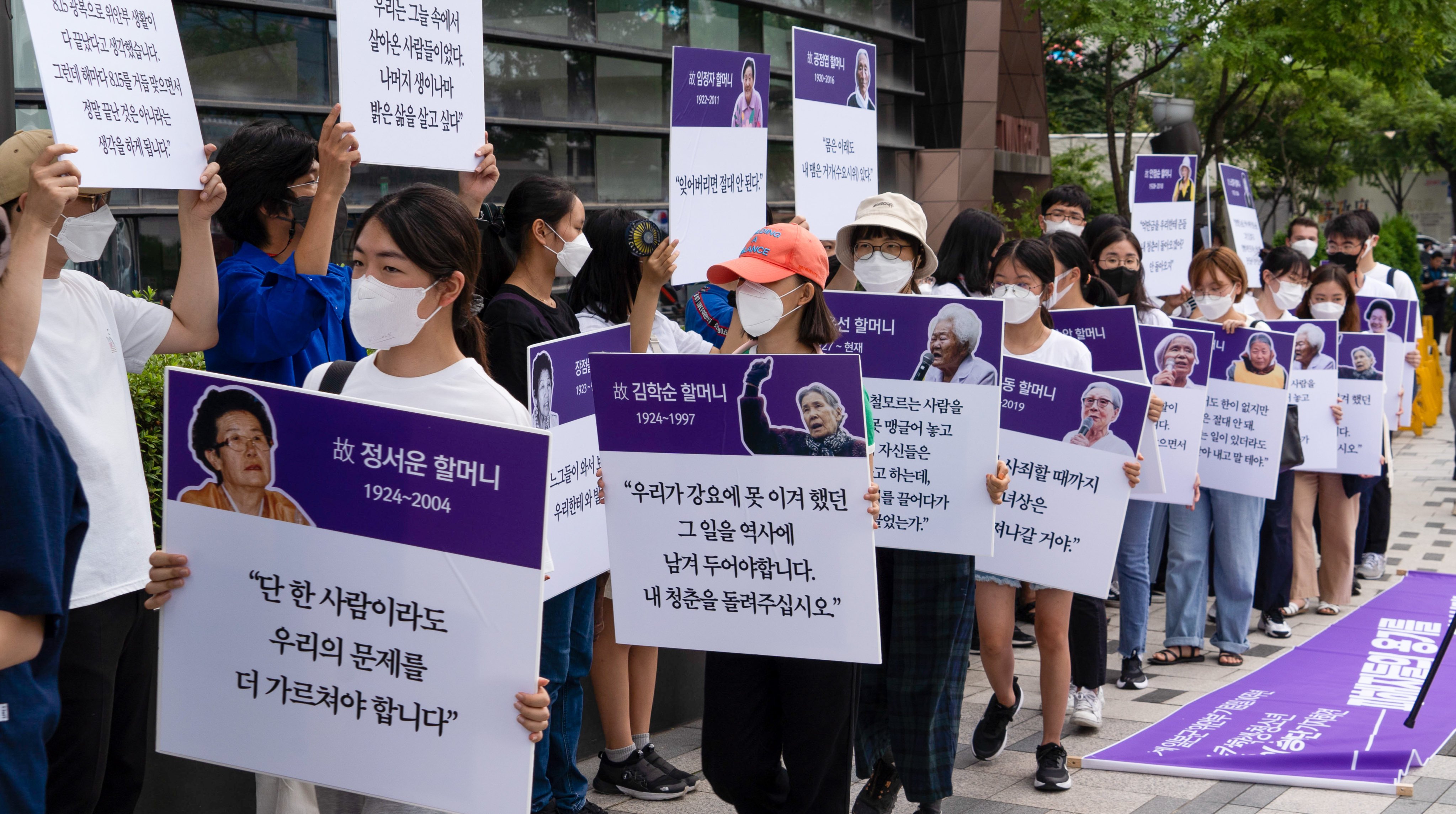 People hold portraits of “comfort women” and their testimonies during a protest rally held in Seoul in 2022. Photo: Xinhua