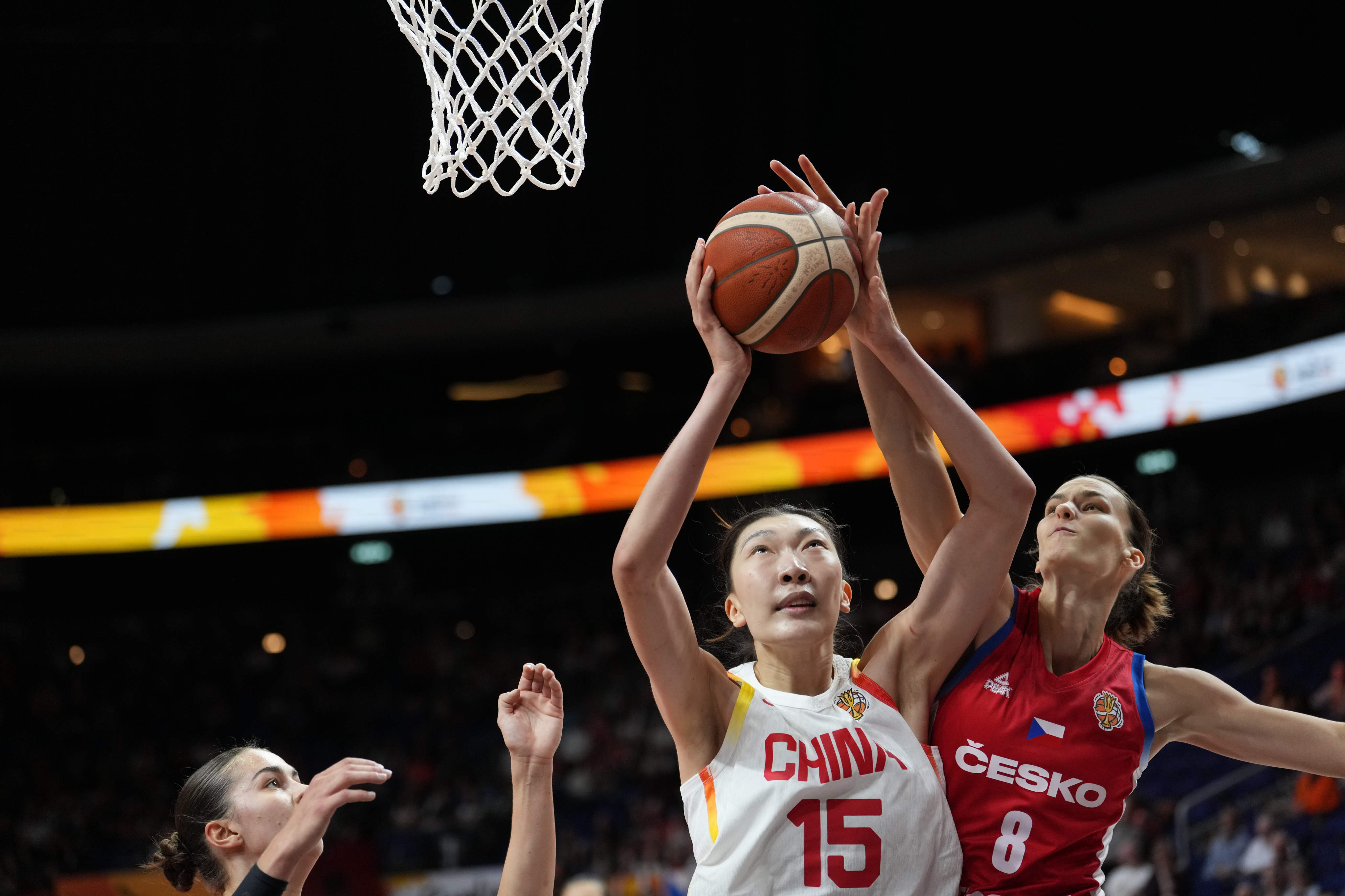 Czech shooting guard Veronika Vorackova (right) tries to block China’s Han Xu during their Women’s Basketball World Cup match in Berlin on Sunday. Photo: AP