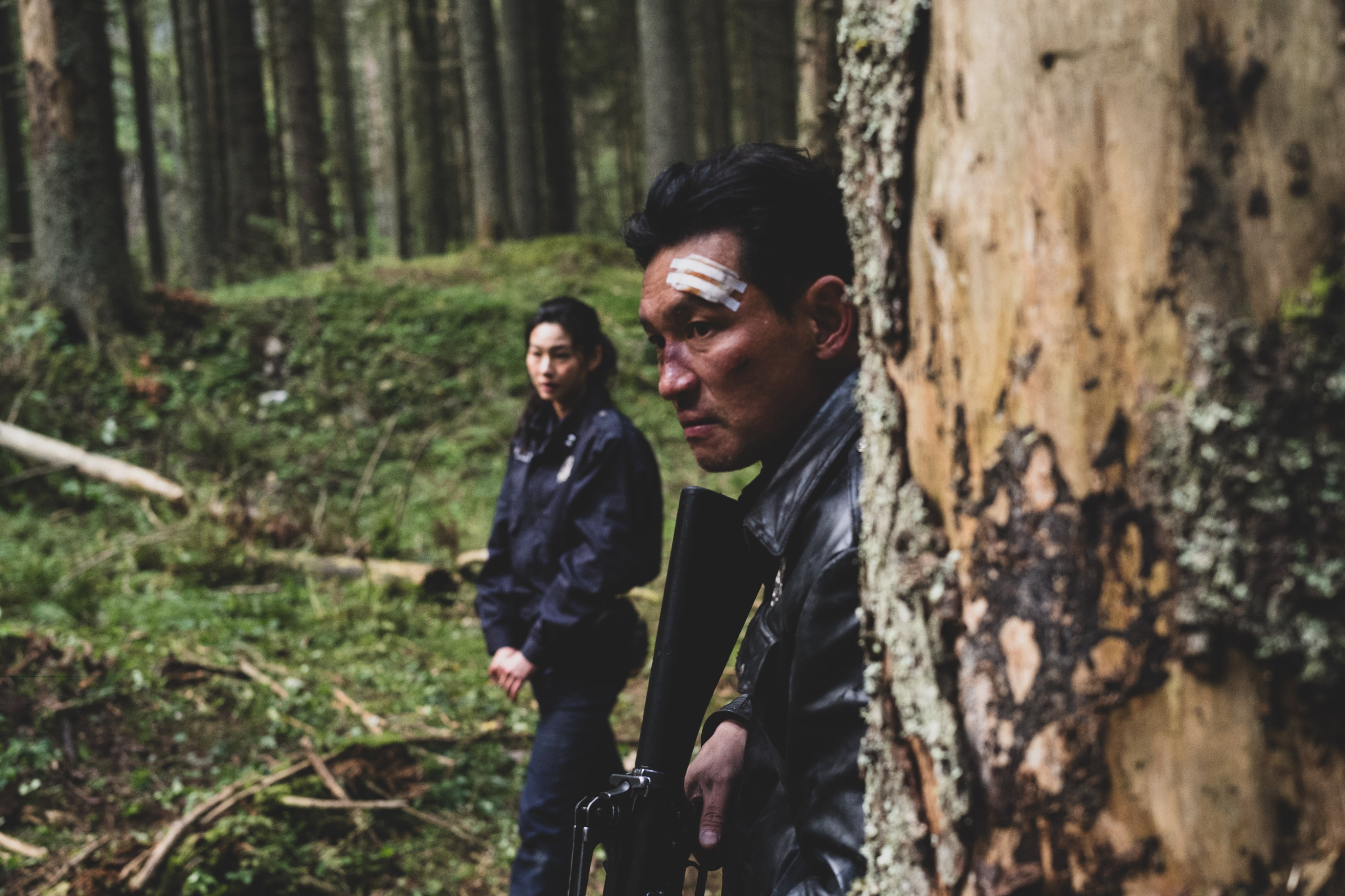 Hwang Jung-min (front) and Jung Ho-yeon on the set of Hope.