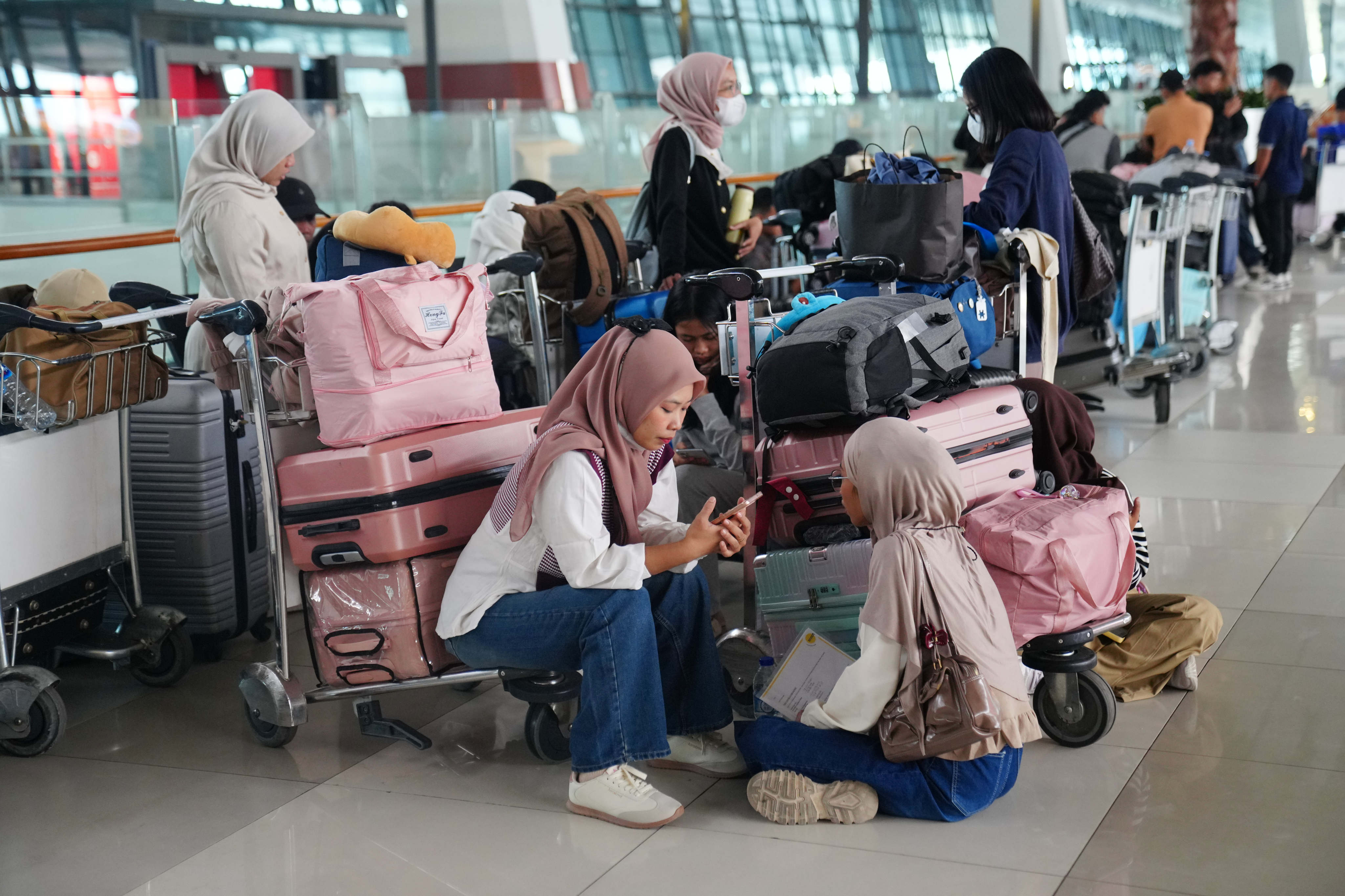Passengers wait amid flight disruptions in Indonesia. A Hong Kong employment agencies association has said it remains concerned that flights could be suspended again if further eruptions happen. Photo: AP