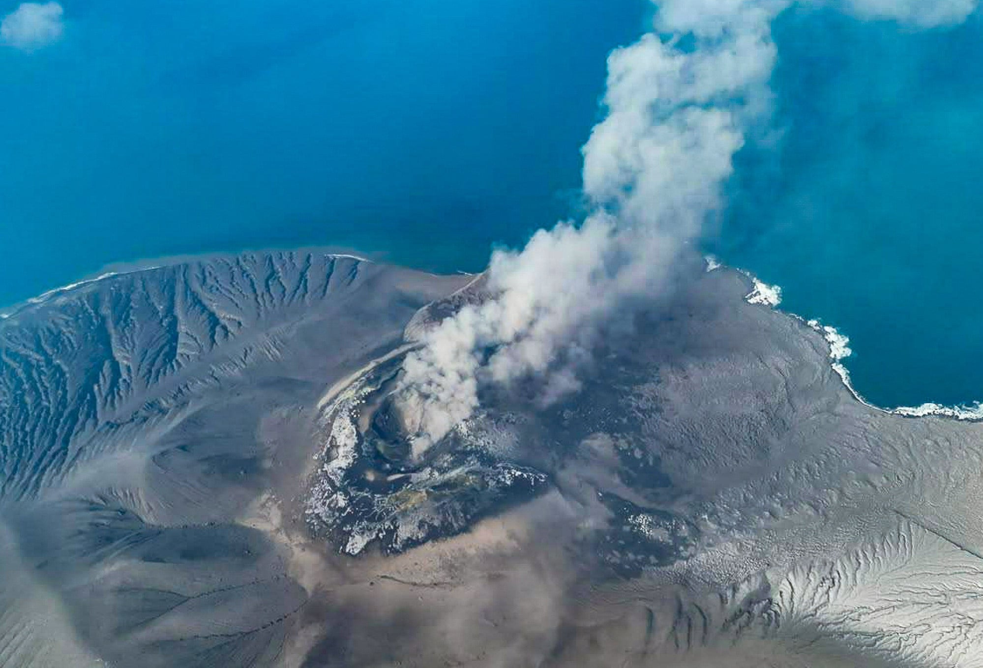 The eruption of Mount Anak Krakatoa on Saturday unleashed a stream of lava and a towering plume of volcanic ash. Photo: AP The eruption of Mount Anak Krakatoa on Saturday unleashed a stream of lava and a towering plume of volcanic ash. Photo: AP