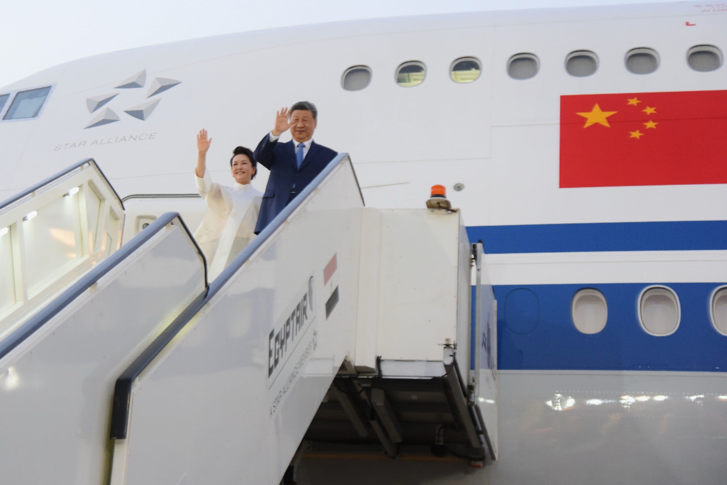 Chinese President Xi Jinping and his wife, Peng Liyuan, wave as they board a plane at the end of their visit to Cairo, Egypt on Wednesday, September 2. Photo: Egyptian Presidential Press Office via AP