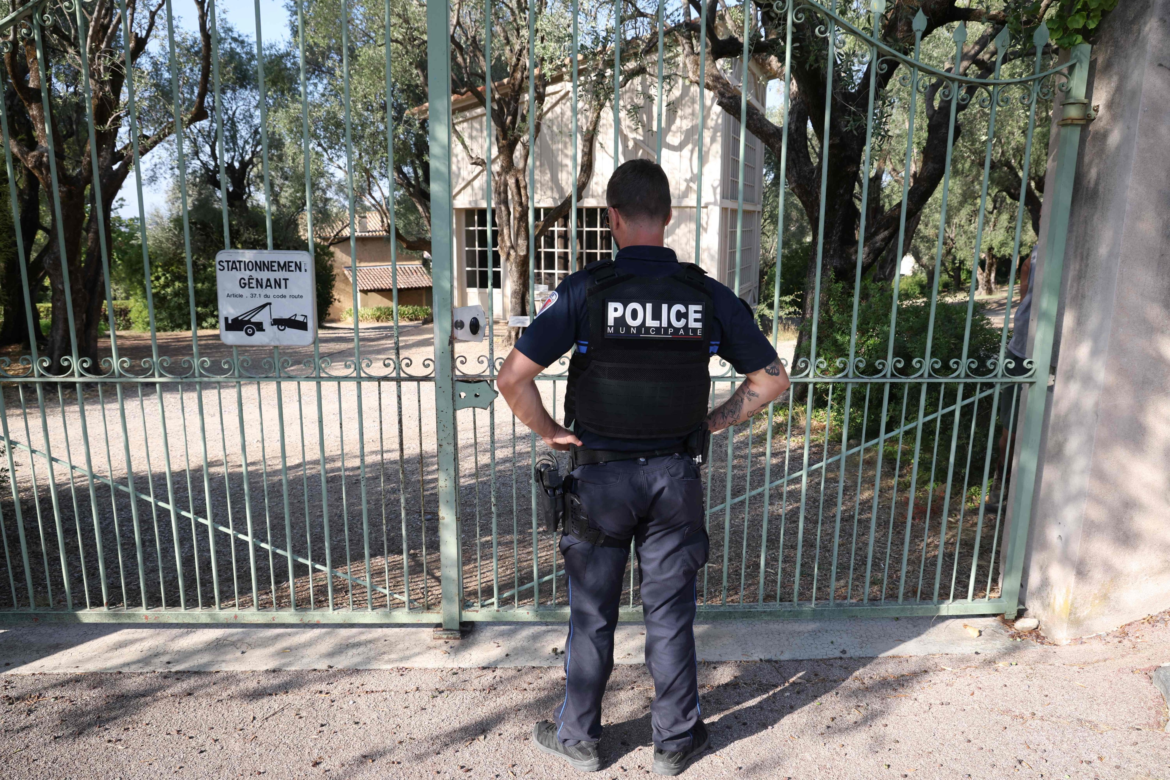 A police officer at the gated entrance of the Renoir Museum after the robbery. Photo AFP