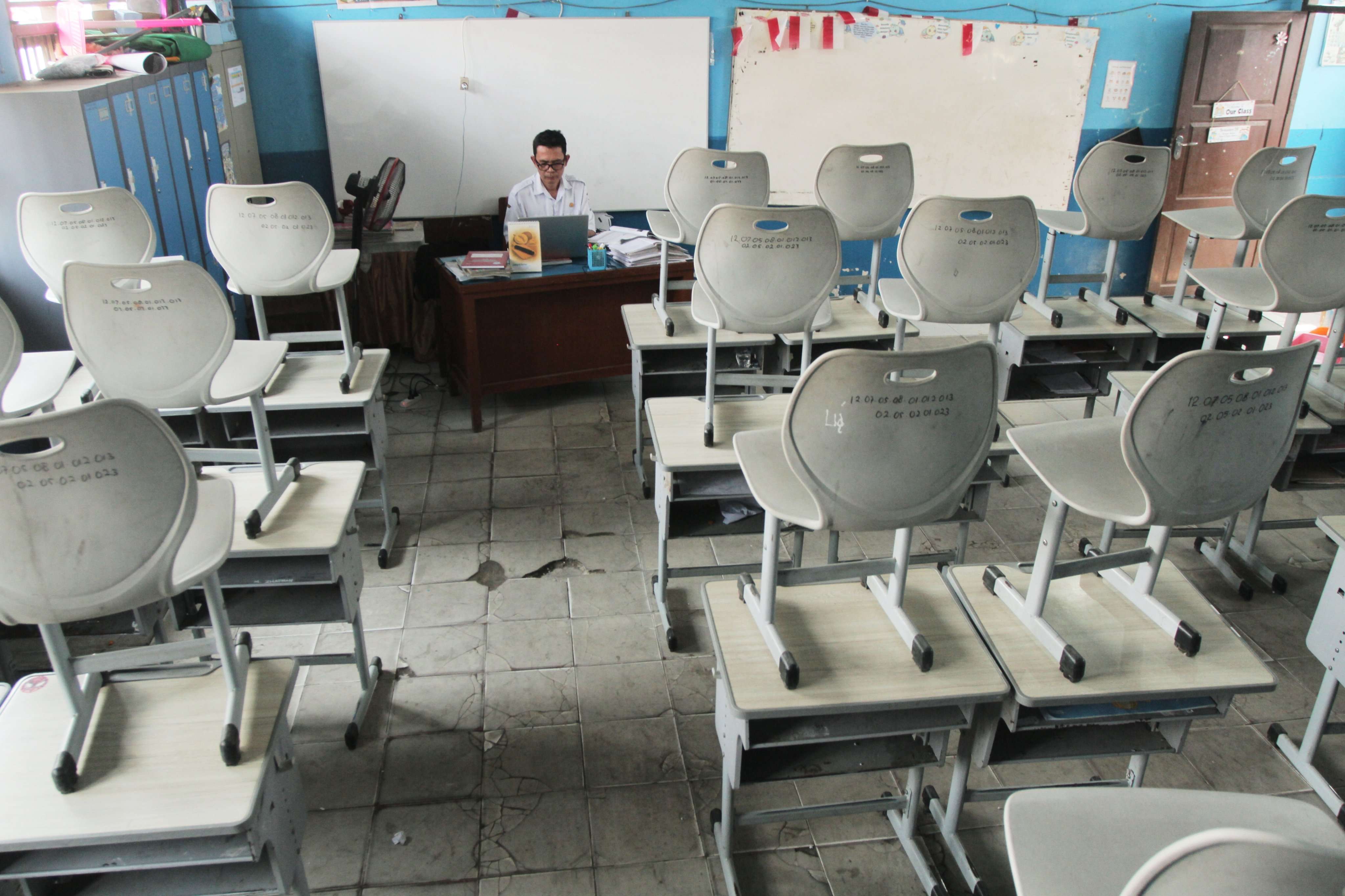 A teacher teaches an online class as schools are closed due to the haze from wildfires in Palembang, South Sumatra, Indonesia, on Wednesday. Photo: AP