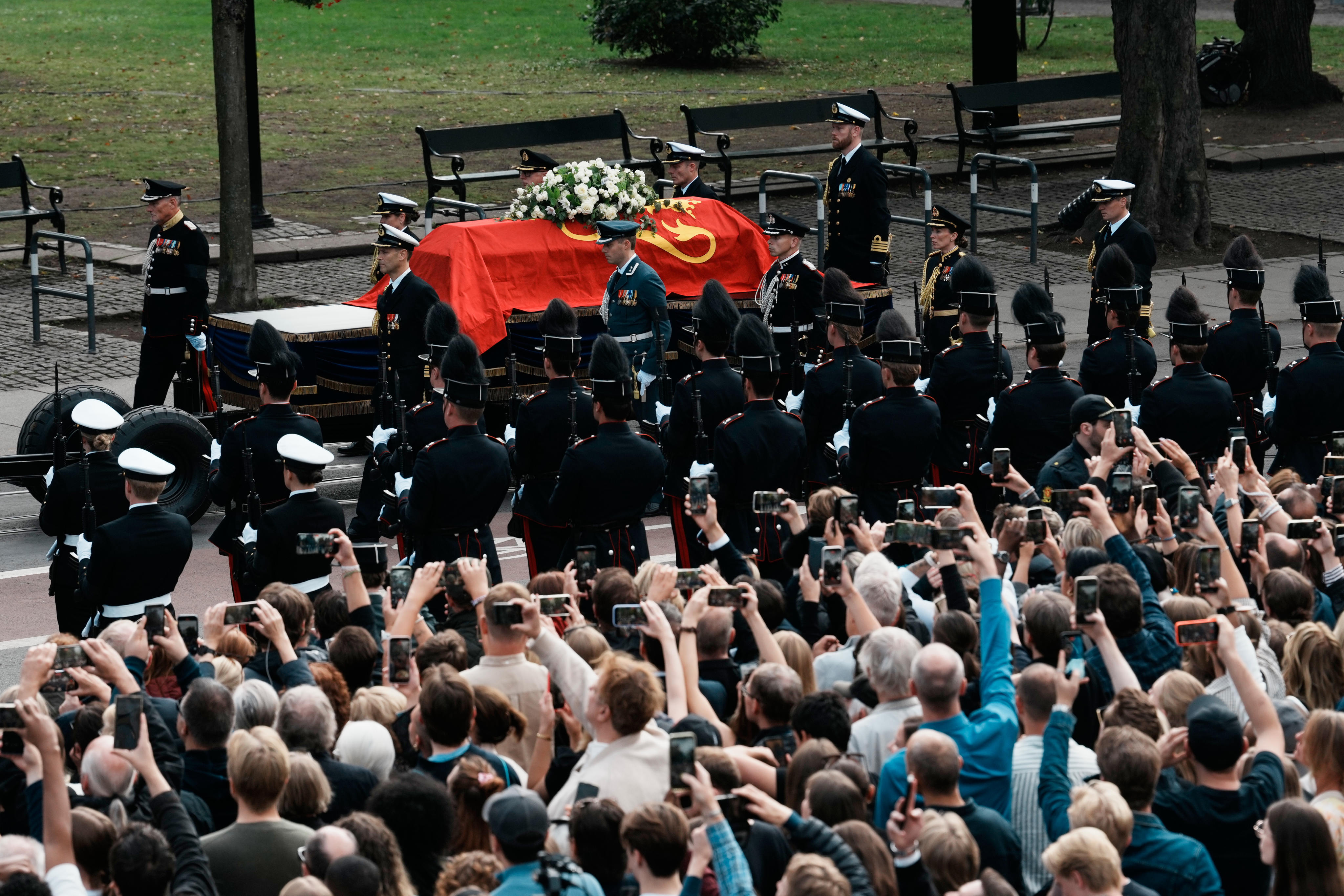 The coffin of Norway’s King Harald V is followed in the procession route for his funeral as it arrives at Oslo Cathedral in Oslo on Wednesday. Photo: AP