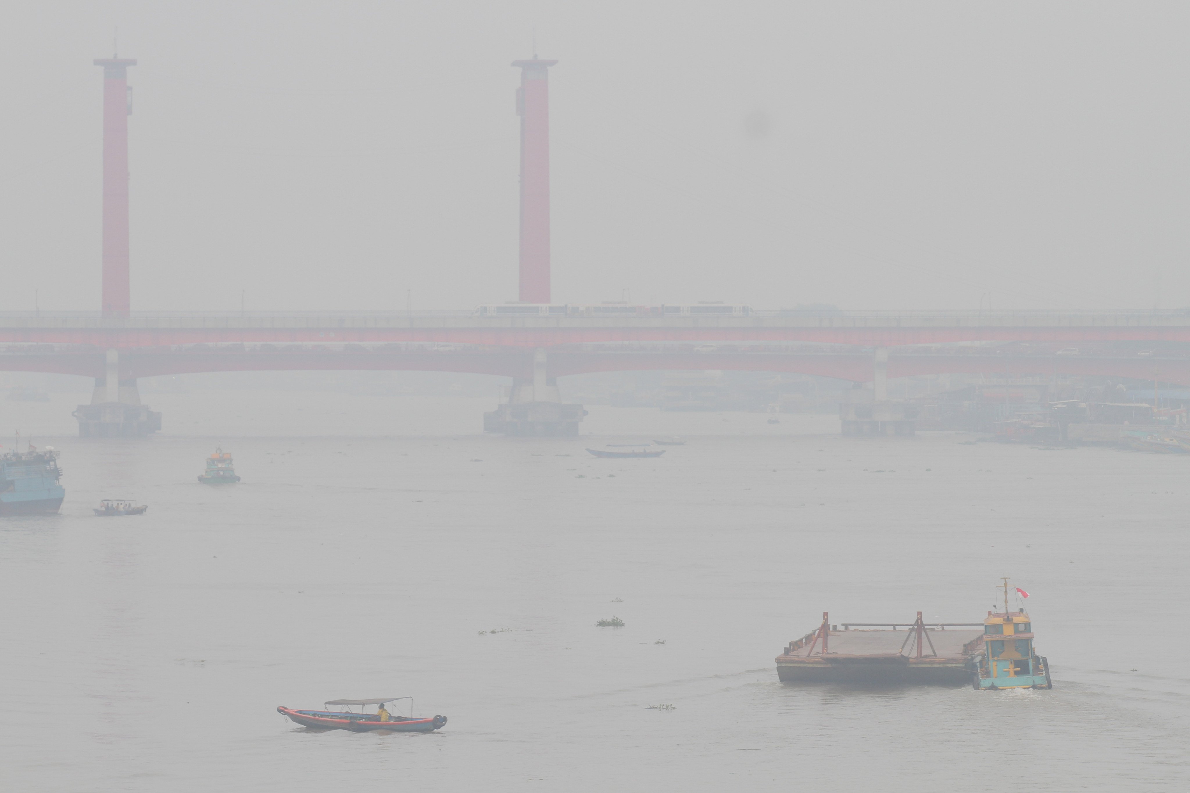 Boats cruise on Musi River amid haze from wildfires in Palembang, South Sumatra, Indonesia, on Wednesday. Photo: AP