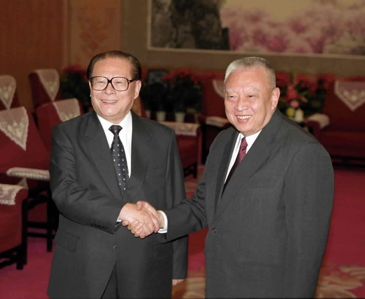 Then Chinese president Jiang Zemin  shakes hands with Tung during a meeting at Zhongnanhai in Beijing on December 19, 2001. Photo: Xinhua