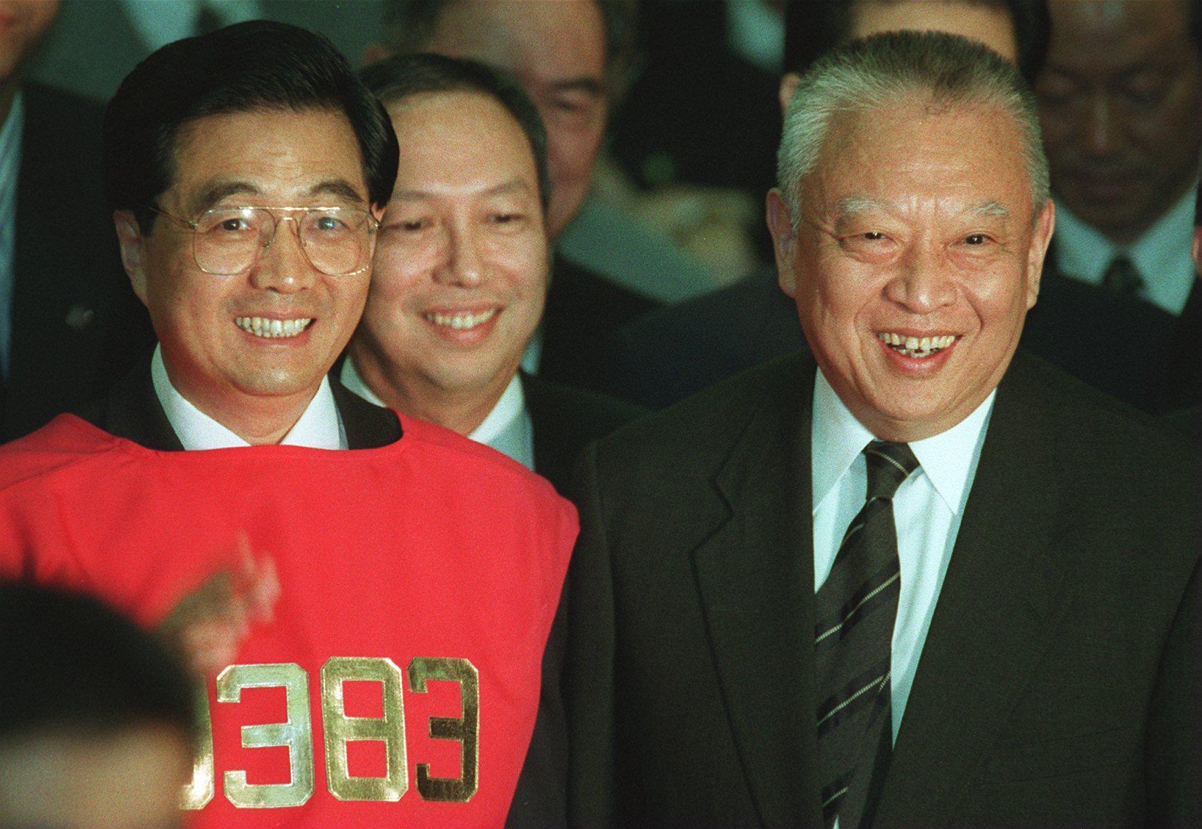 Then Chinese vice-president Hu Jintao is presented with a broker’s vest during a tour of the stock exchange. To his right is Tung Chee-hwa. Photo: SCMP