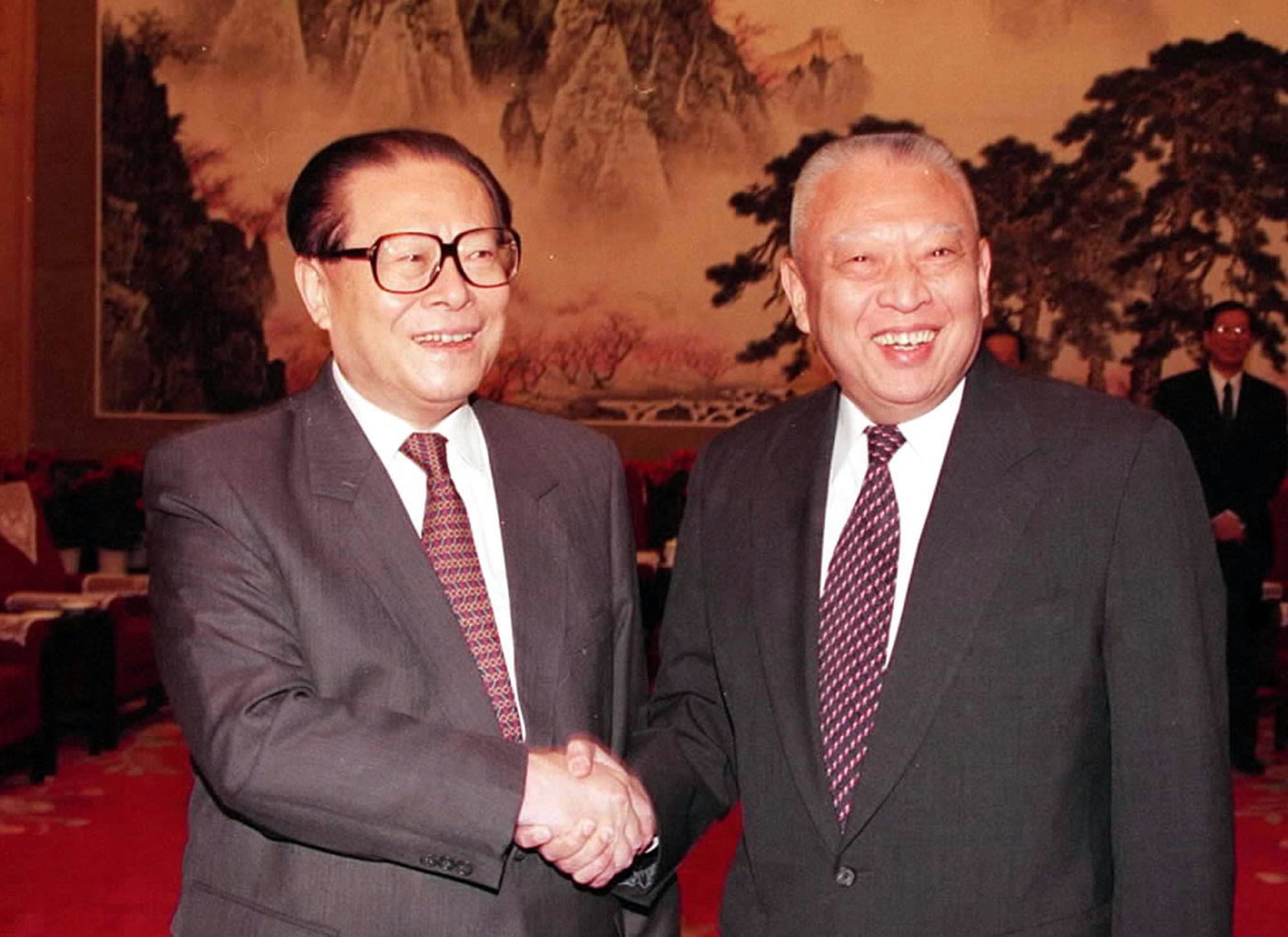 Chinese President Jiang Zemin (left) with Tung Chee-hwa in 2000. Photo: AP
