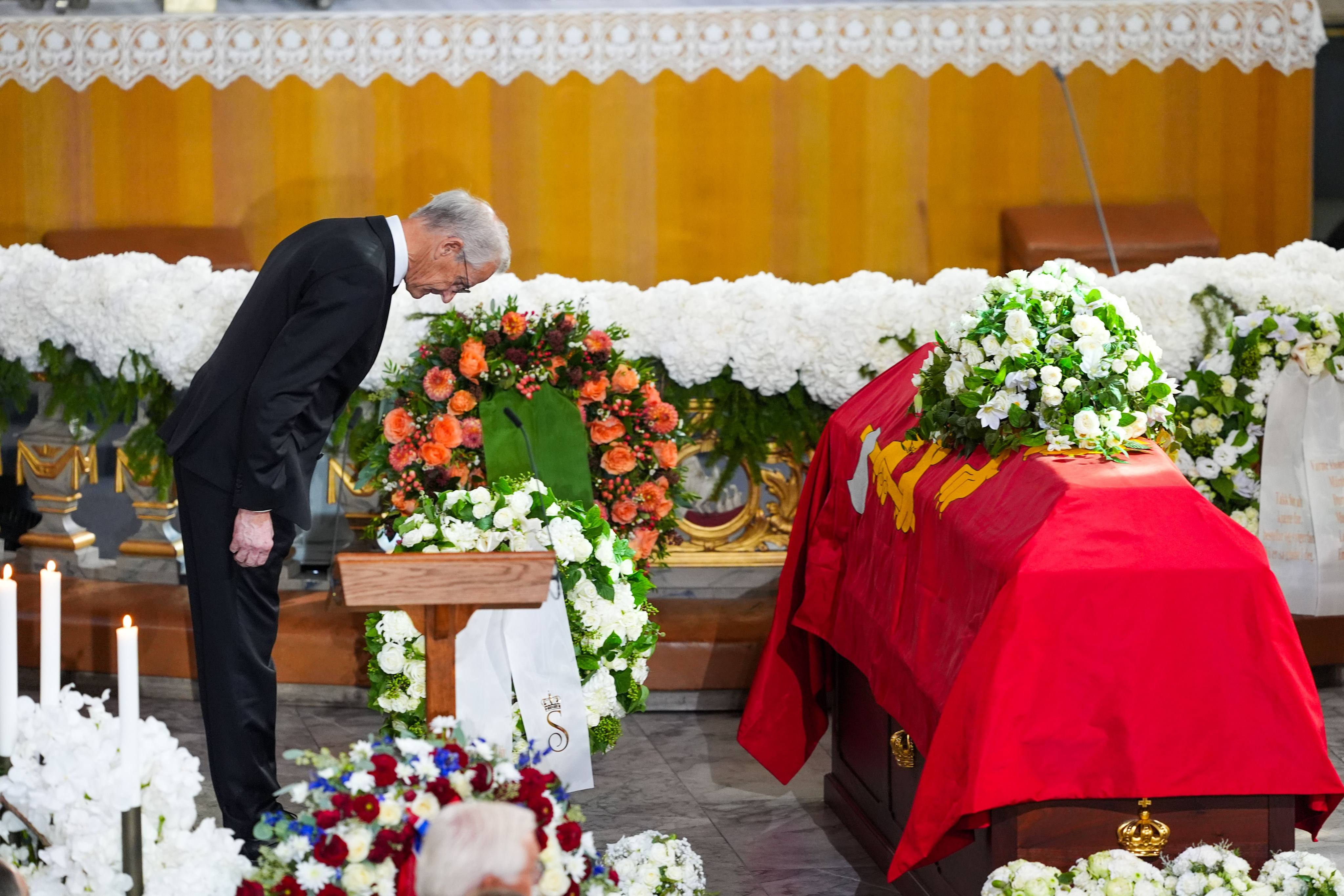 Norwegian Prime Minister Jonas Gahr Store bows to the coffin during the funeral ceremony of King Harald V at Oslo Cathedral on Wednesday. Photo: dpa