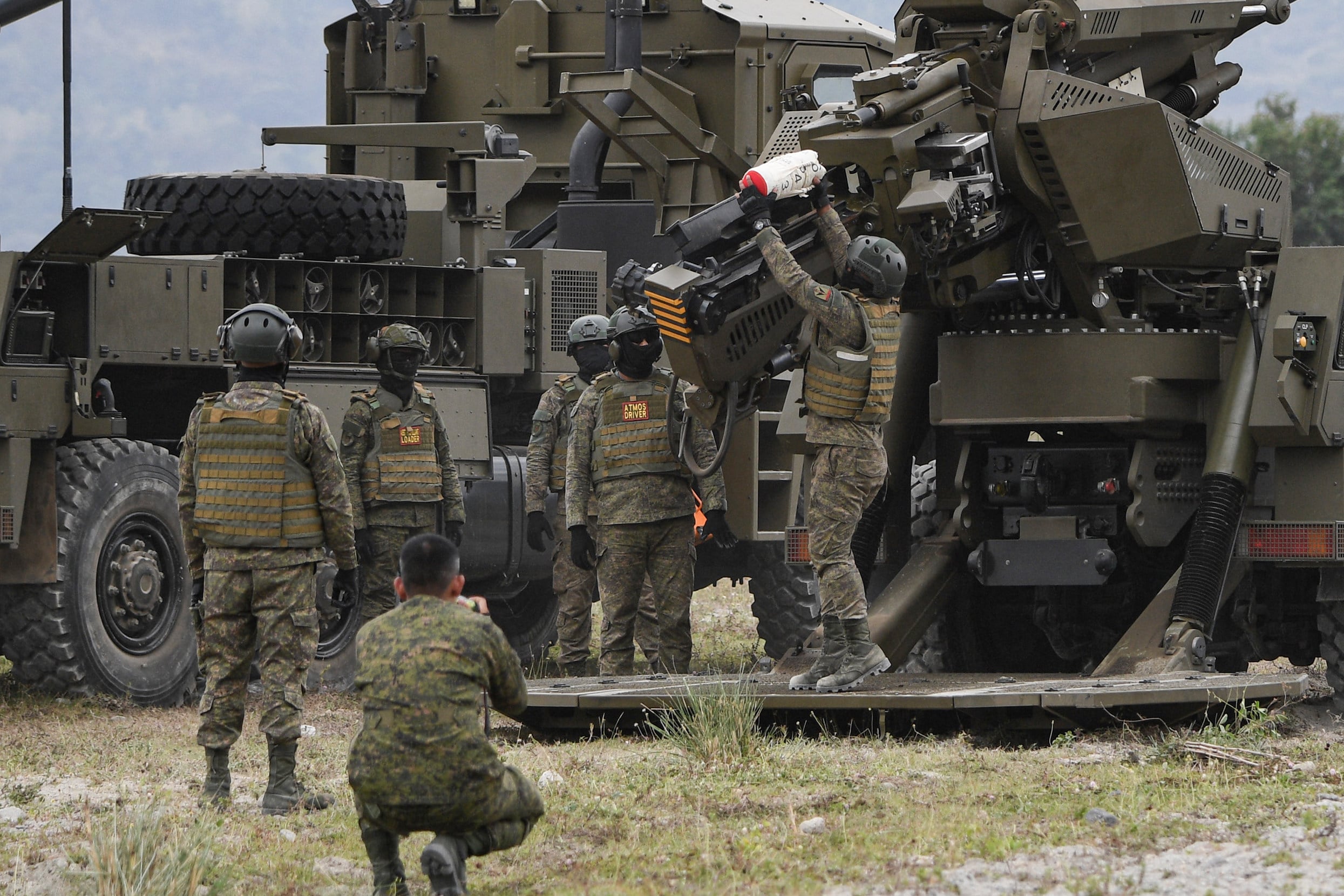 Philippine soldiers load ammunition into an Israeli-made howitzer during a live-fire exercise in Capas town, Tarlac province, in 2024. Photo: AFP