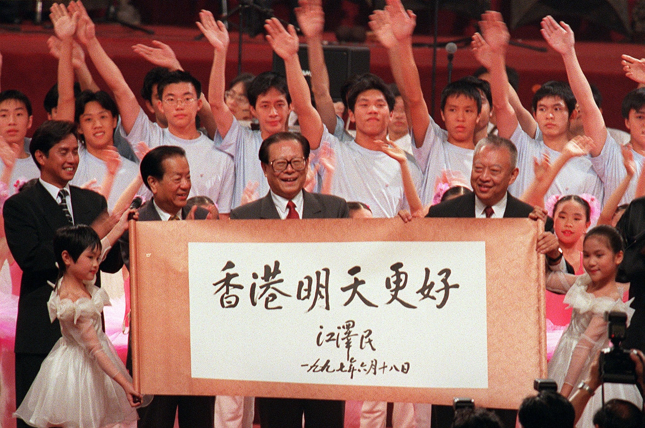 Tung Chee-hwa (right, holding sign) with late Chinese leader Jiang Zemin (centre) during a ceremony in Hong Kong in 1997. Photo: AFP