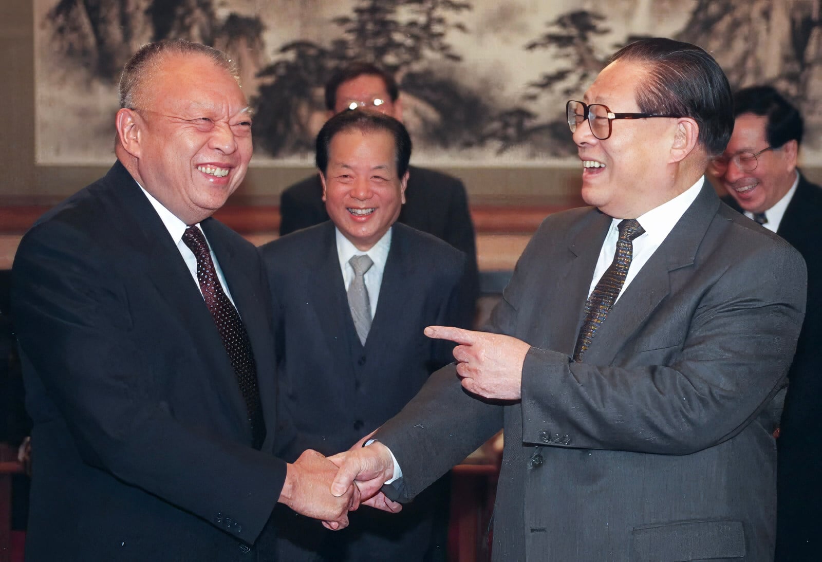 Tung Chee-Hwa (left) with former Chinese president Jiang Zemin in 1999. Photo: Xinhua