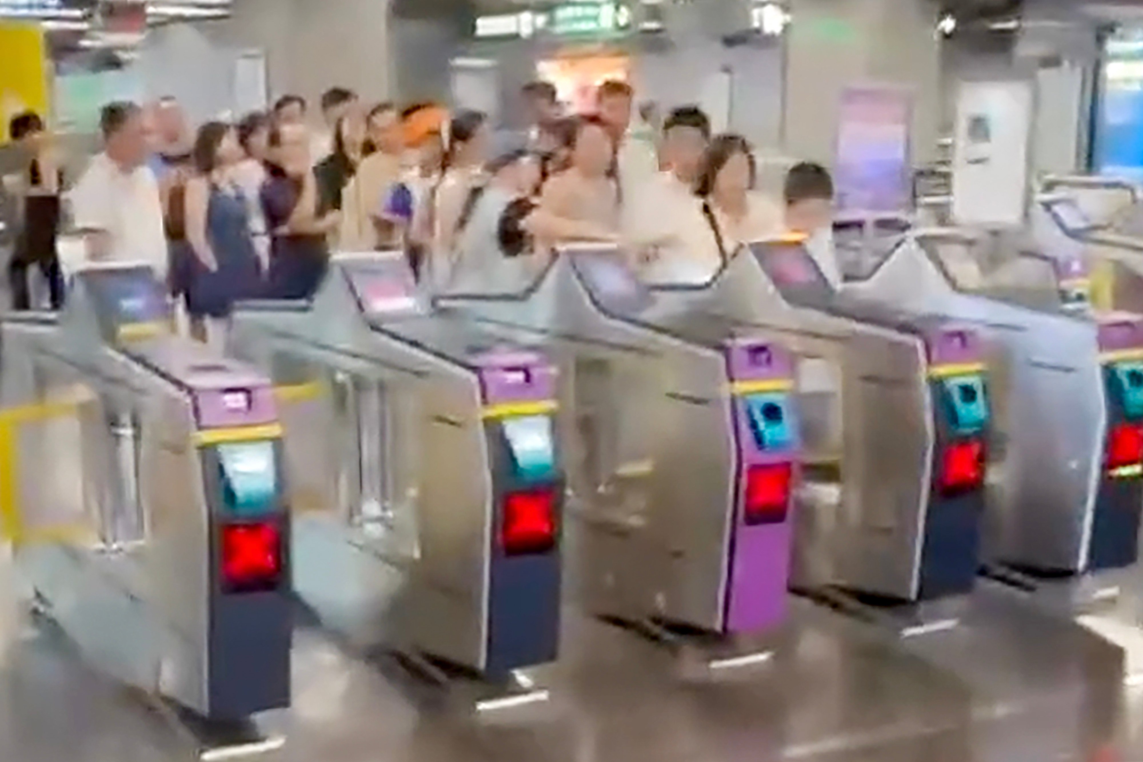 Footage shows a woman, believed to be a tour guide, tapping her card at an exit gate as a group follows closely behind in single file to leave the station. Photo: Threads/samilivehk